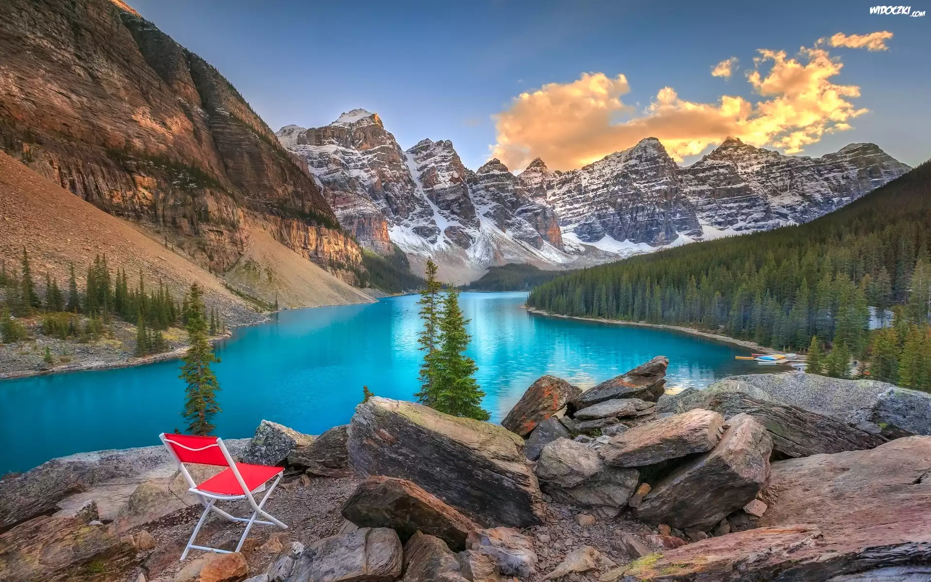 Kanada, Prowincja Alberta, Park Narodowy Banff, Jezioro Moraine, Las, Drzewa, Góry, Czerwone, Krzesło