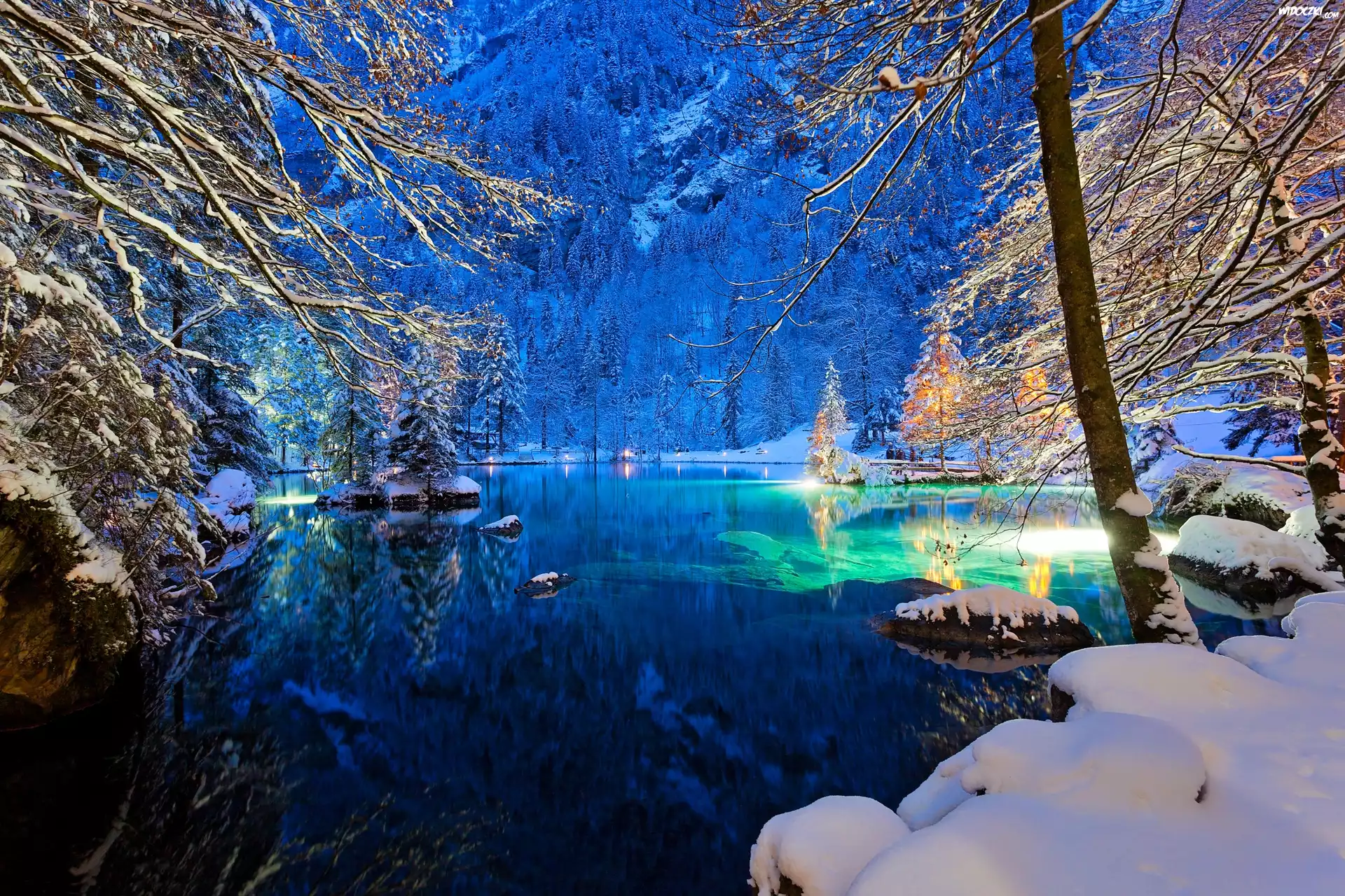 Szwajcaria, Kanton Berno, Dolina Kander Valley, Jezioro Blausee, Zima, Drzewa, Światła, Noc, Śnieg, Odbicie