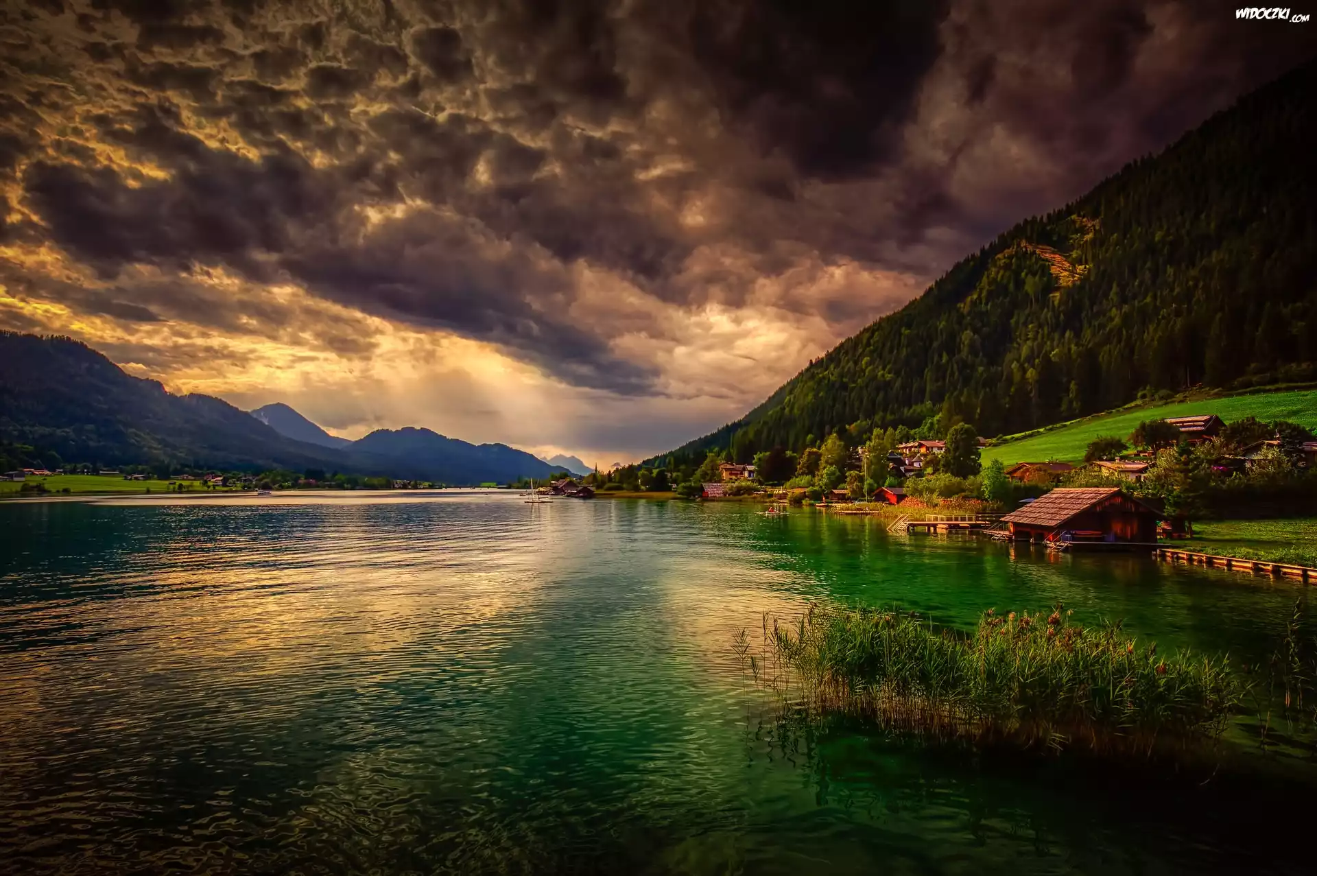 Austria, Karyntia, Góry Alpy Gailtalskie, Jezioro Weissensee, Chmury