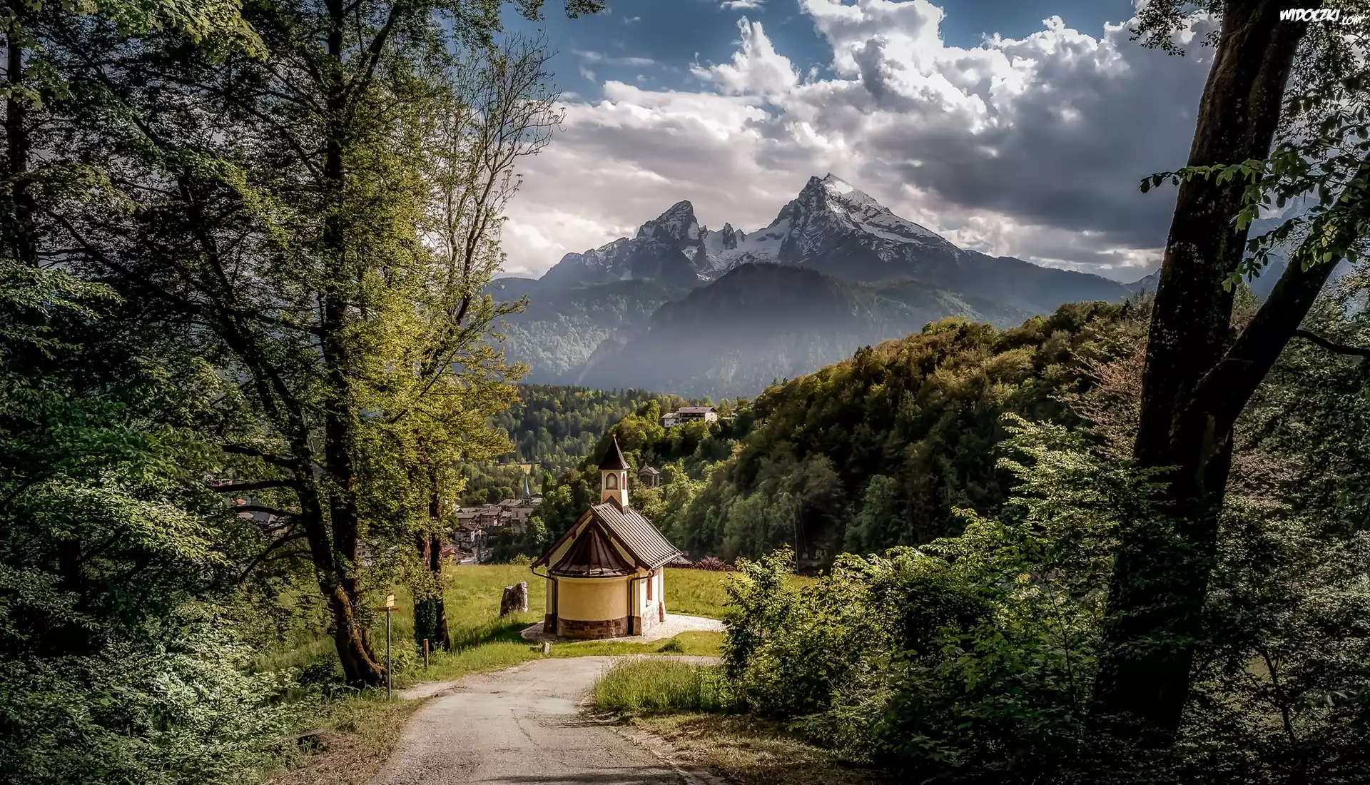 Góry Alpy, Drzewa, Lasy, Kapliczka, Kirchleitn Kapelle, Domy, Chmury, Berchtesgaden, Bawaria, Niemcy
