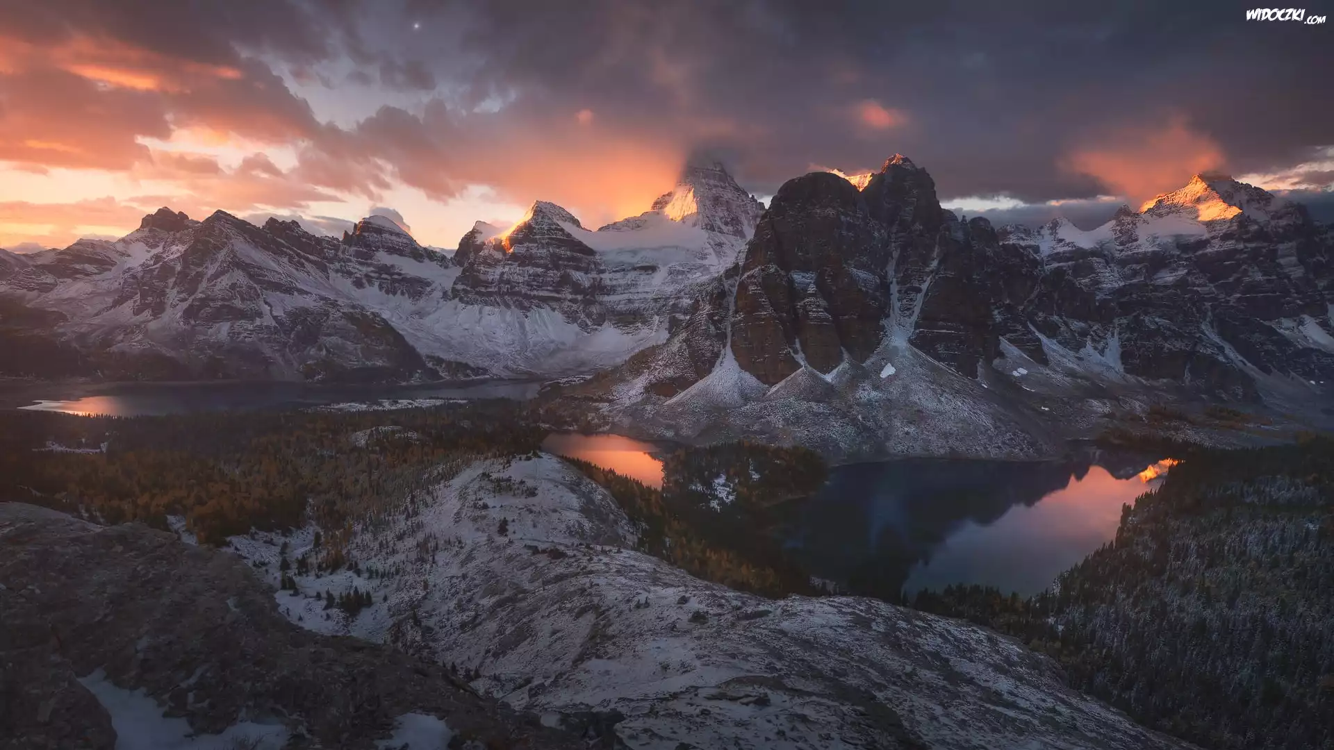 Kanada, Kolumbia Brytyjska, Park Prowincjonalny Mount Assiniboine, Góra Mount Assiniboine, Jezioro Cerulean, Jezioro Sunburst Lake, Jeziora, Góry, Zachód słońca, Chmury