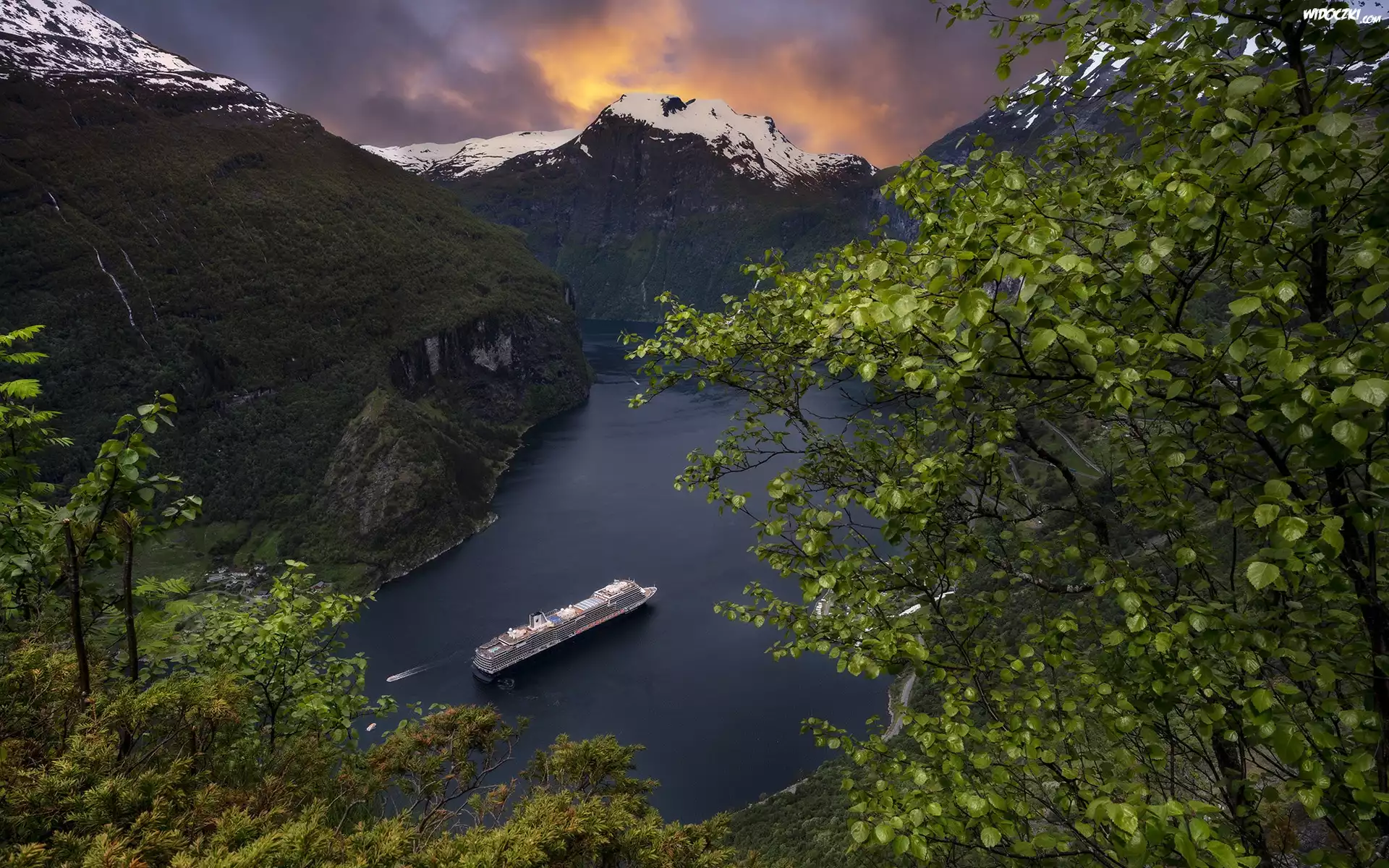 Norwegia, Fiord Geirangerfjord, Góry, Zachód słońca, Statek MS Koningsdam