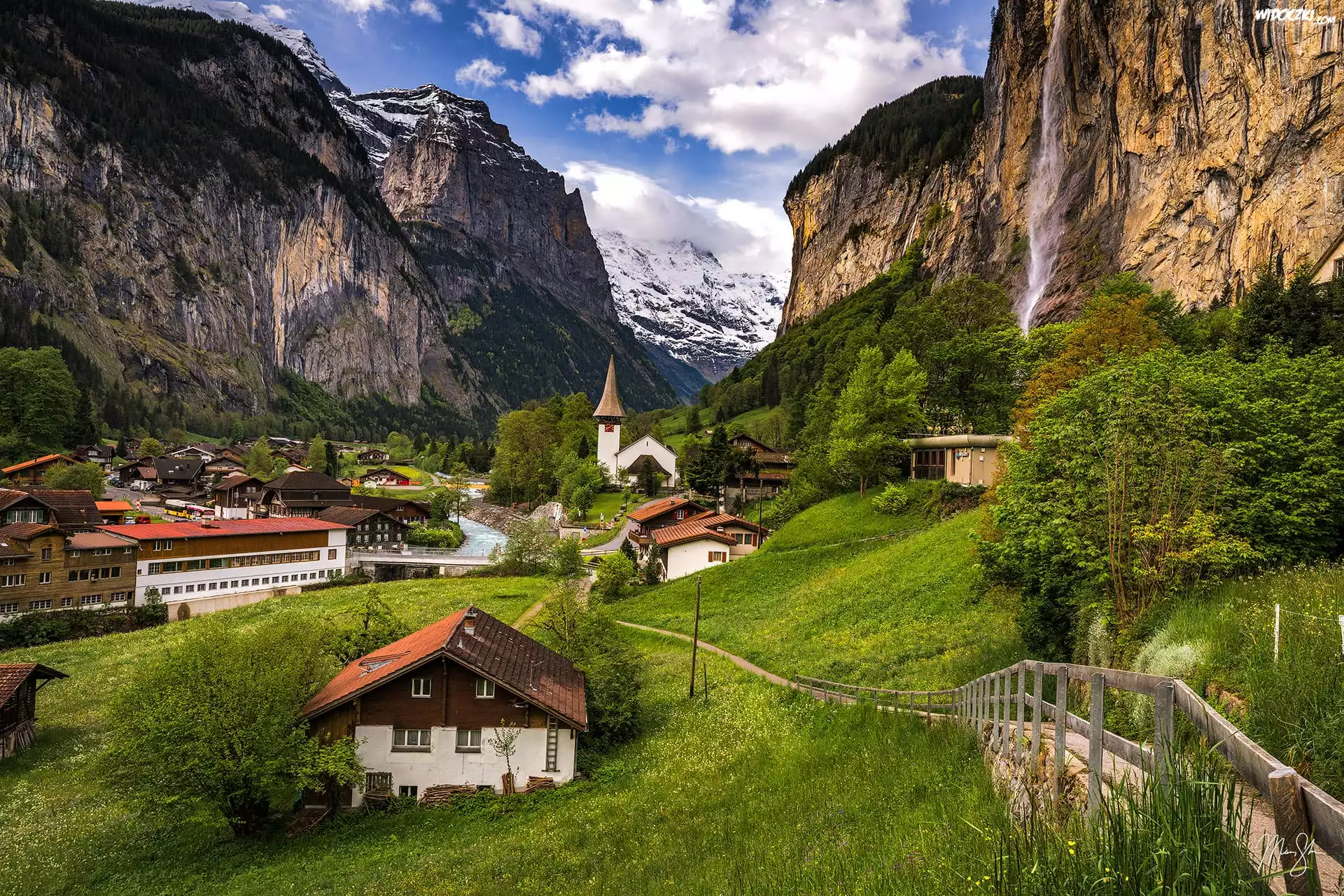 Dolina Lauterbrunnental, Góry, Wodospad Staubbach, Domy, Droga, Drzewa, Kościół, Gmina Lauterbrunnen, Kanton Berno, Szwajcaria