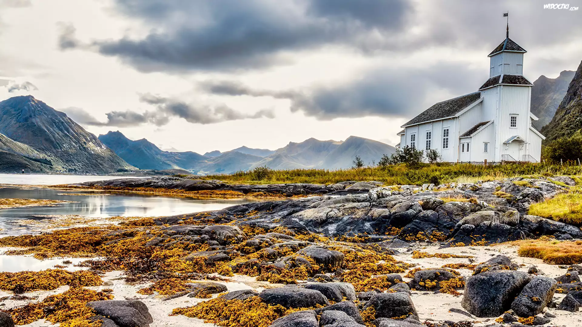 Kościół, Gimsoy Kirke, Jezioro, Kamienie, Trawa, Góry, Niebo, Vagan, Norwegia