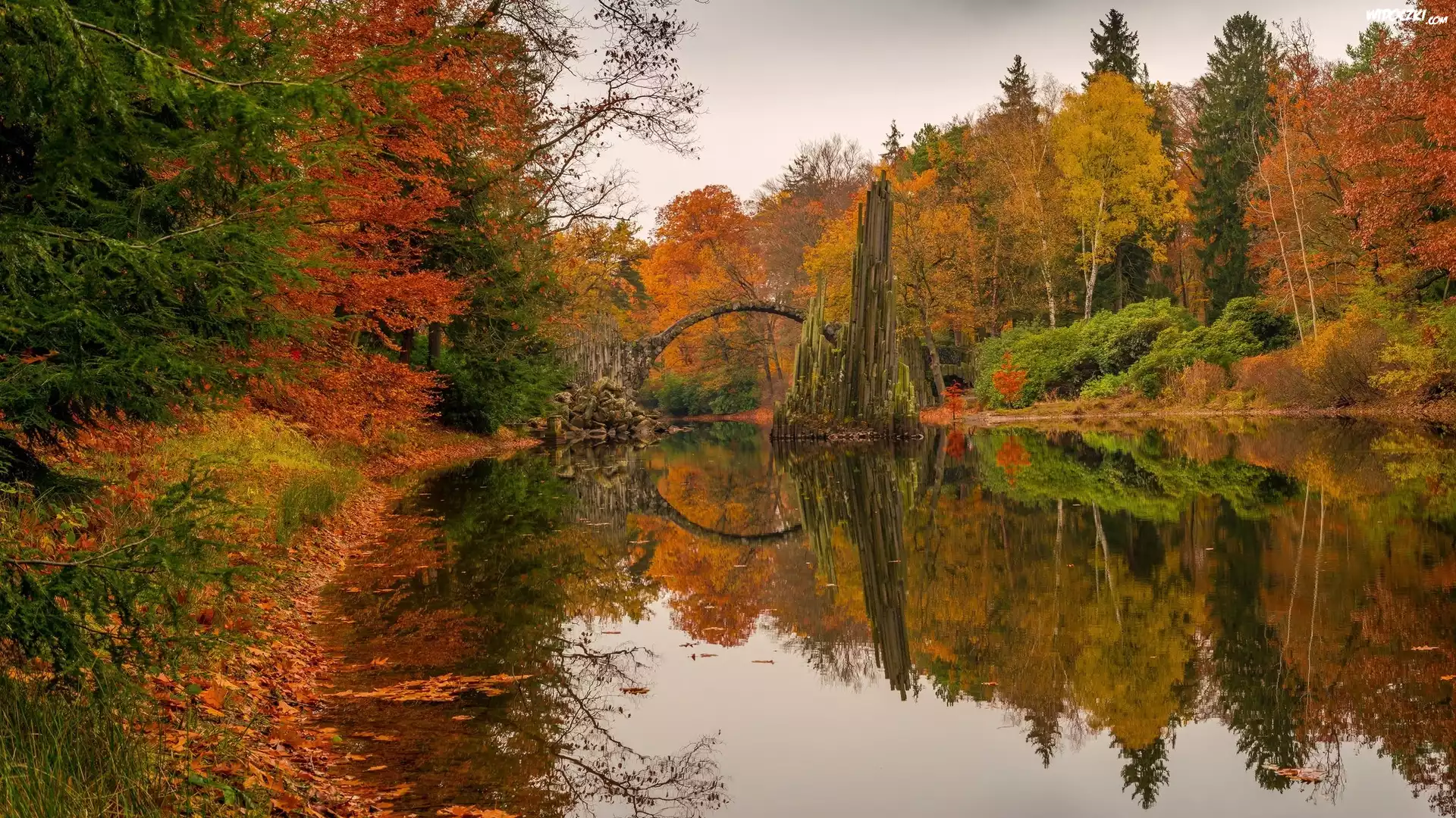 Niemcy, Saksonia, Park Rododendronów Kromlau, Kamienny, Most łukowy, Most Diabła, Jezioro Rakotz, Jesień, Drzewa
