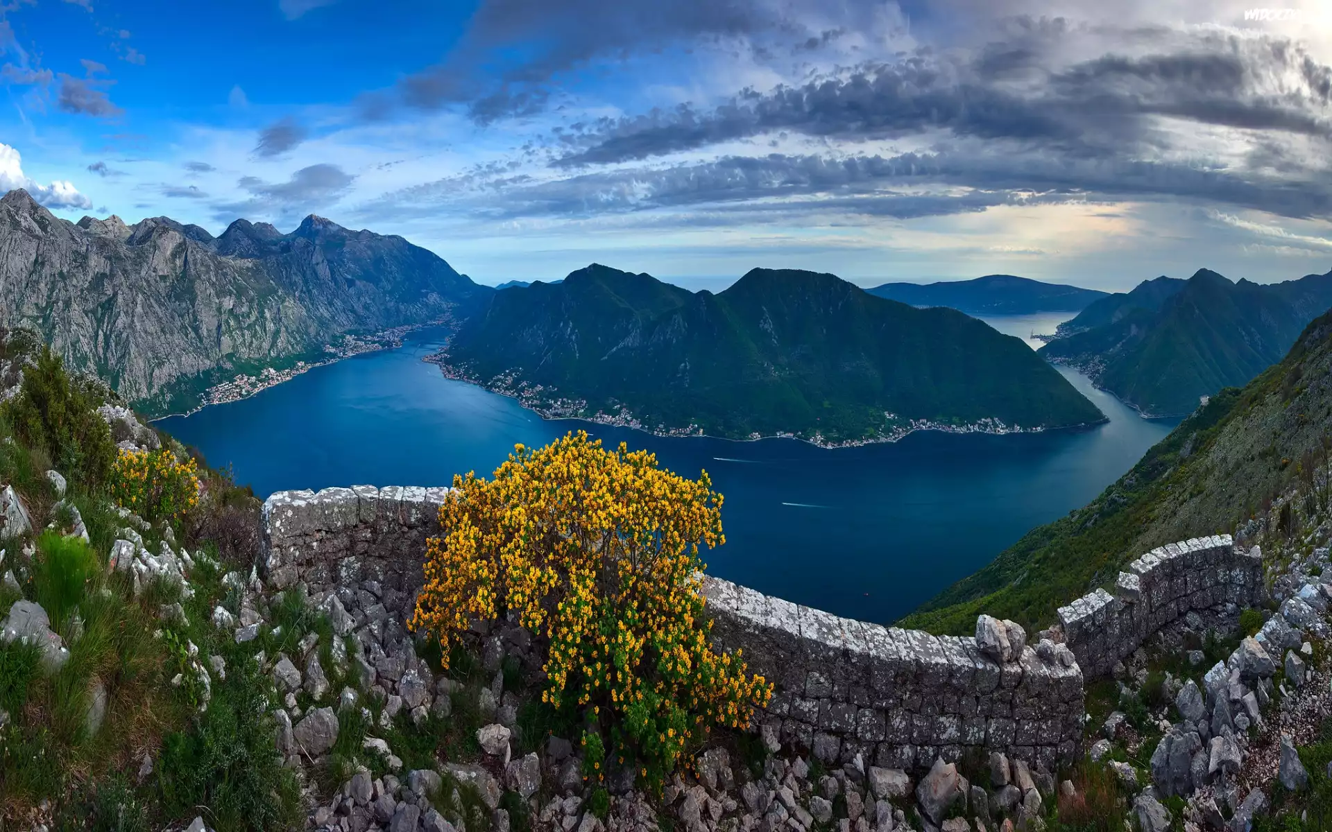 Zatoka Kotorska, Rzeka, Góry, Kwiaty, Kamienie, Krzew, Mur, Chmury, Niebo, Czarnogóra