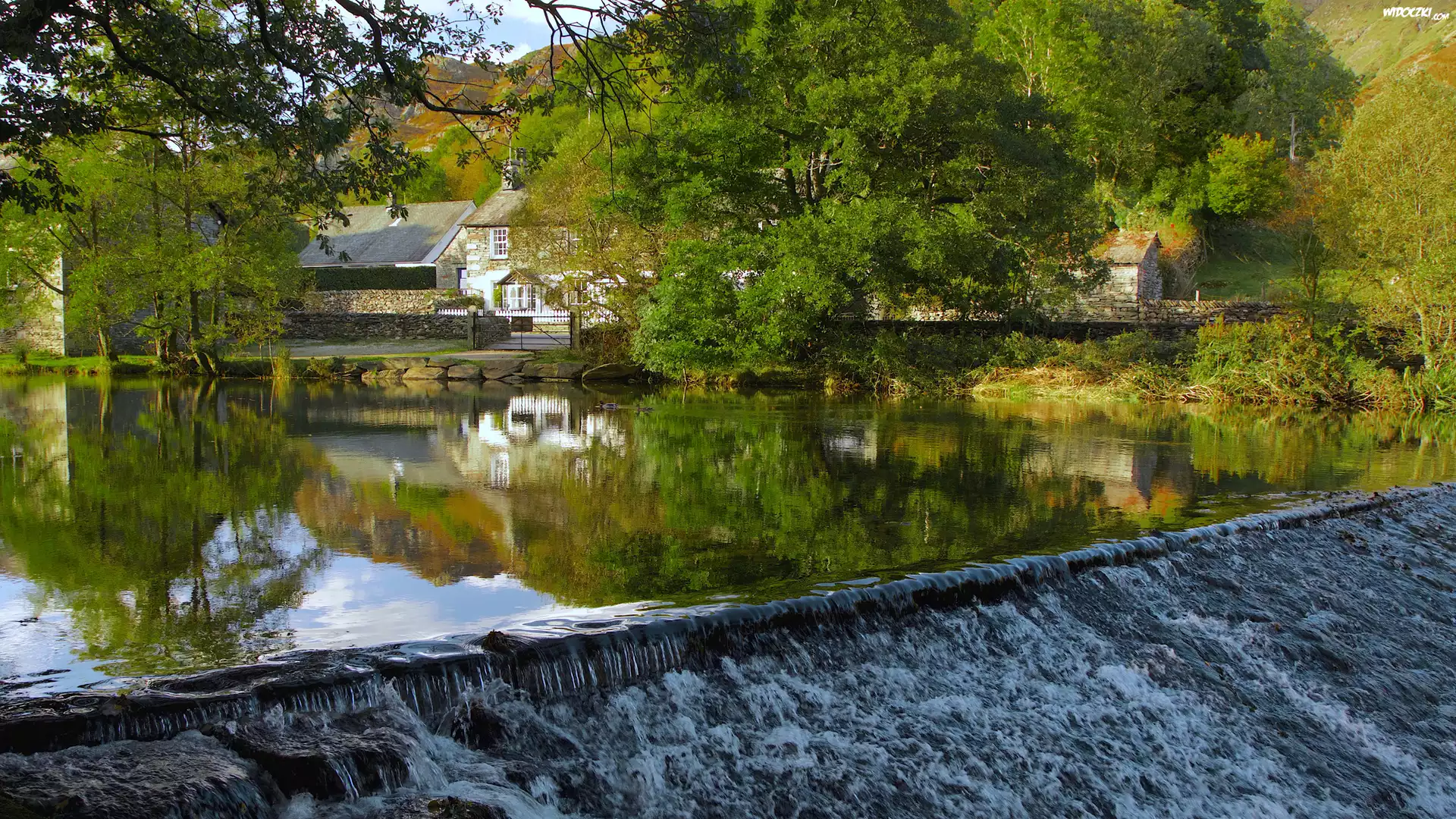 Anglia, Hrabstwo Kumbria, Rzeka River Brathay, WieÅ› Chapel Stile, Dom, Drzewa