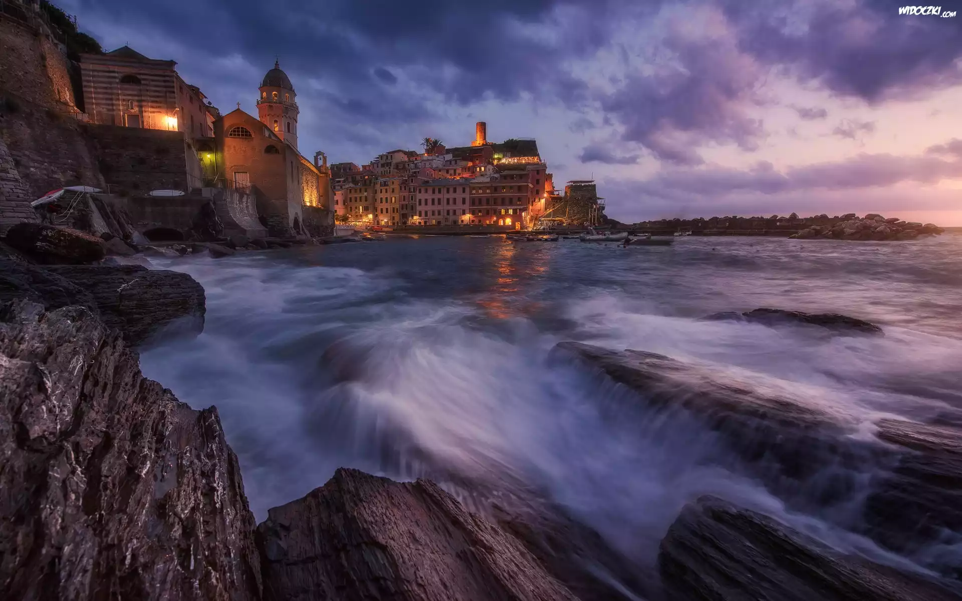 Włochy, Prowincja La Spezia, Domy, Vernazza, Morze Liguryjskie, Zatoka, Skały, Chmury