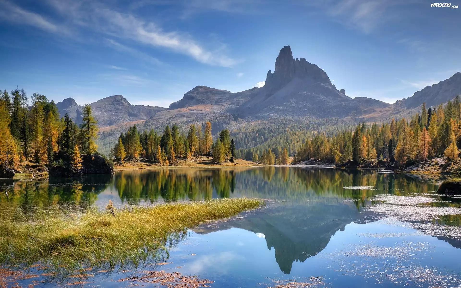 Włochy, Prowincja Belluno, Góry, Dolomity, Jezioro, Lago Federa, Drzewa, Jesień, Odbicie