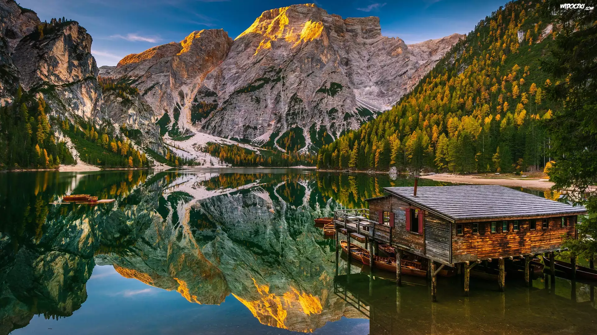 Włochy, Jezioro Pragser Wildsee, Lago di Braies, Góry Dolomity, Pomost, Drewniany, Domek, Łódki, Przystań