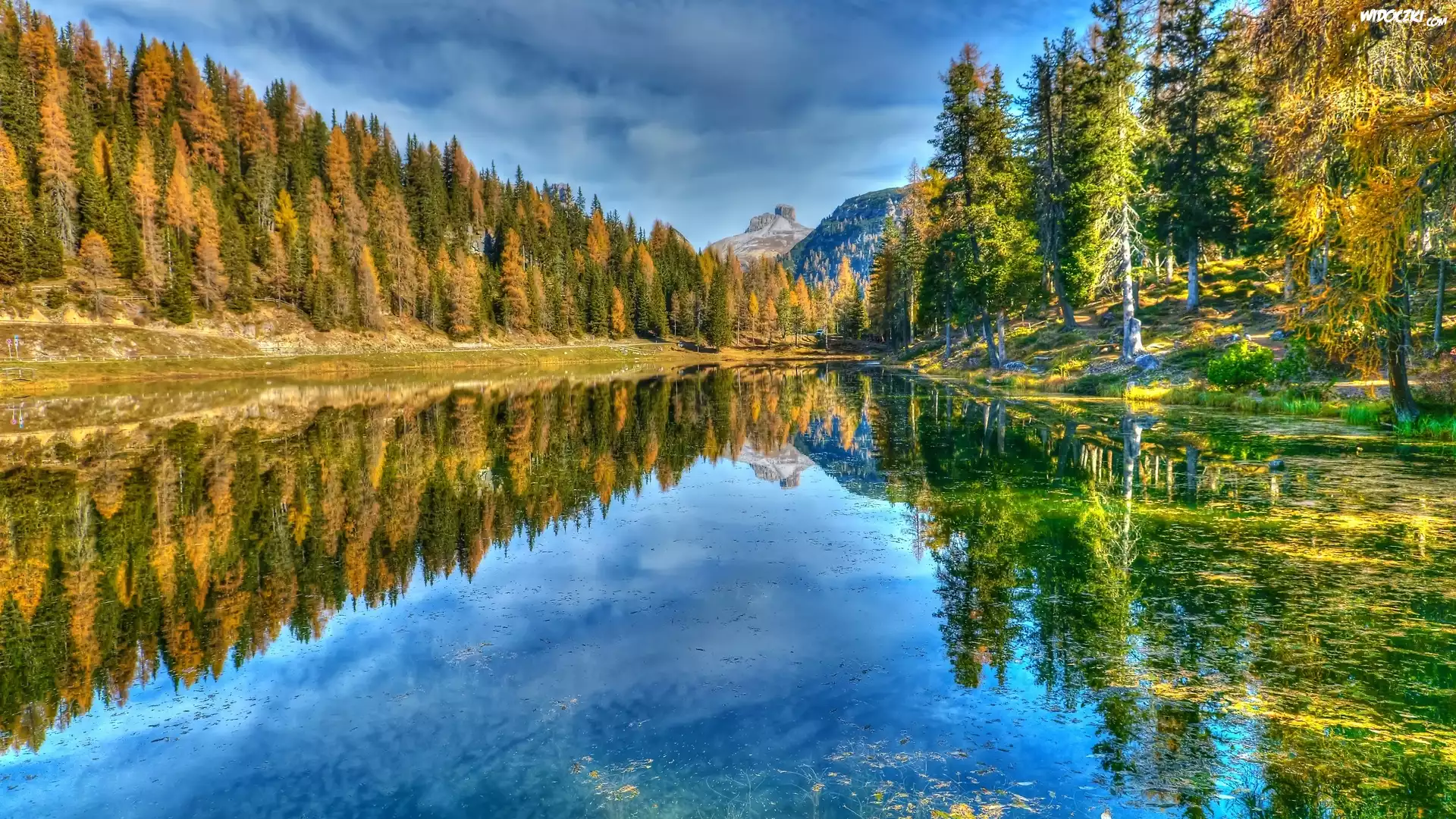 Jezioro Antorno Lake, Góry Dolomity, Jesień, Las, Drzewa, Prowincja Belluno, Włochy