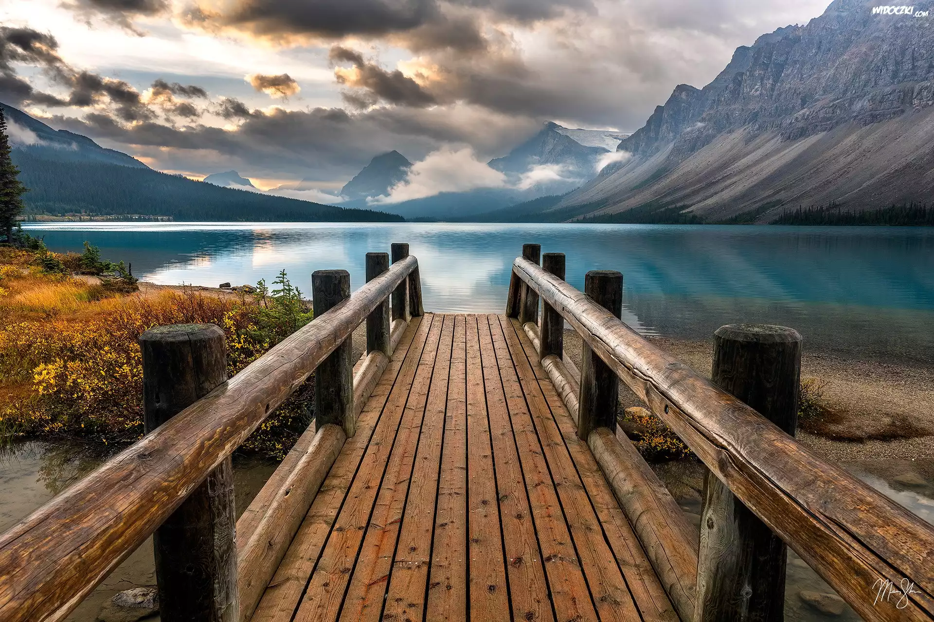 Kanada, Alberta, Park Narodowy Banff, Góry, Chmury, Jezioro, Bow Lake, Pomost, Rośliny