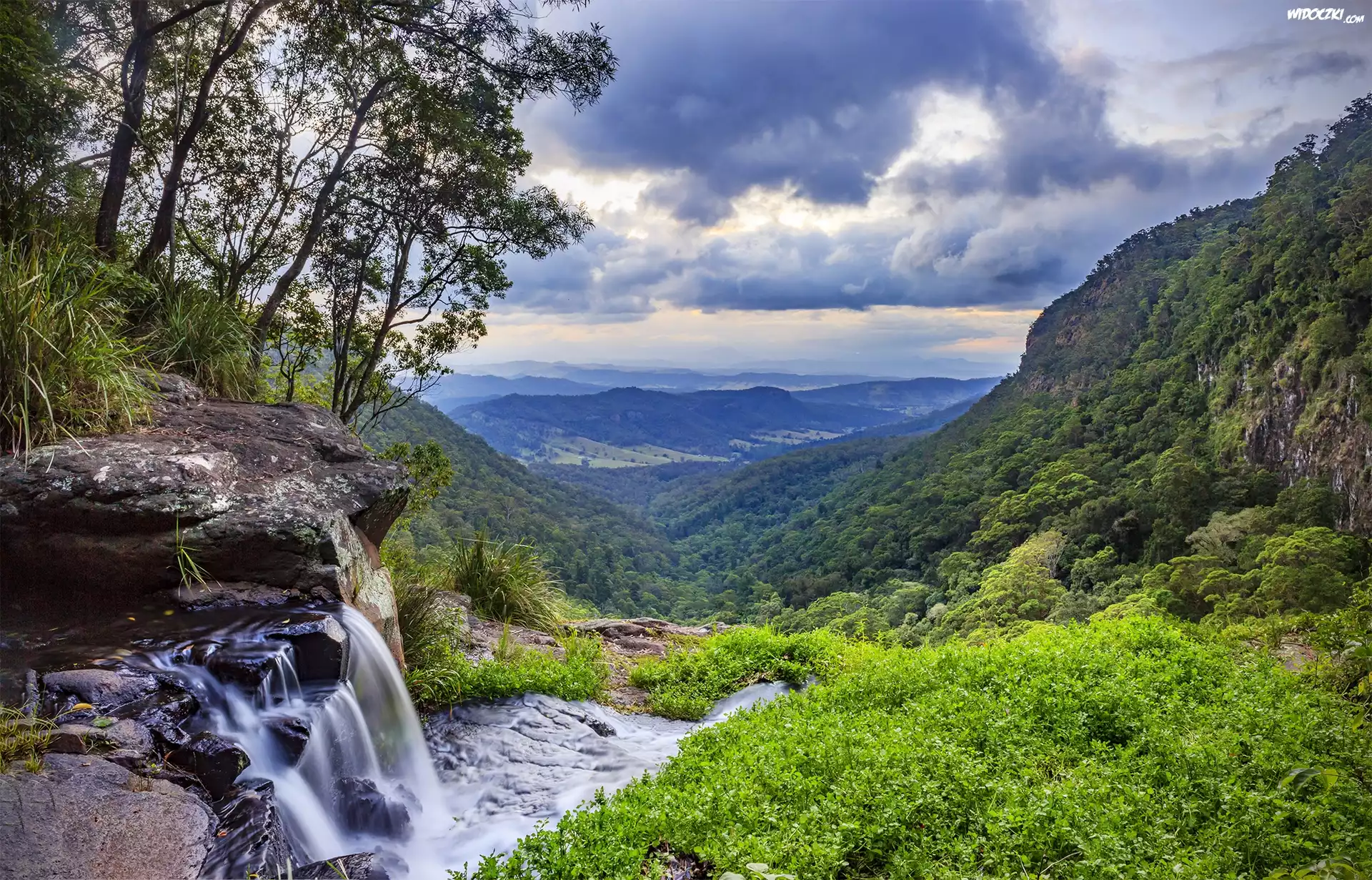 Australia, Queensland, Park Narodowy Lamington, Góry, Wzgórze O Reilly, Wodospad Morans Falls, Drzewa, Chmury