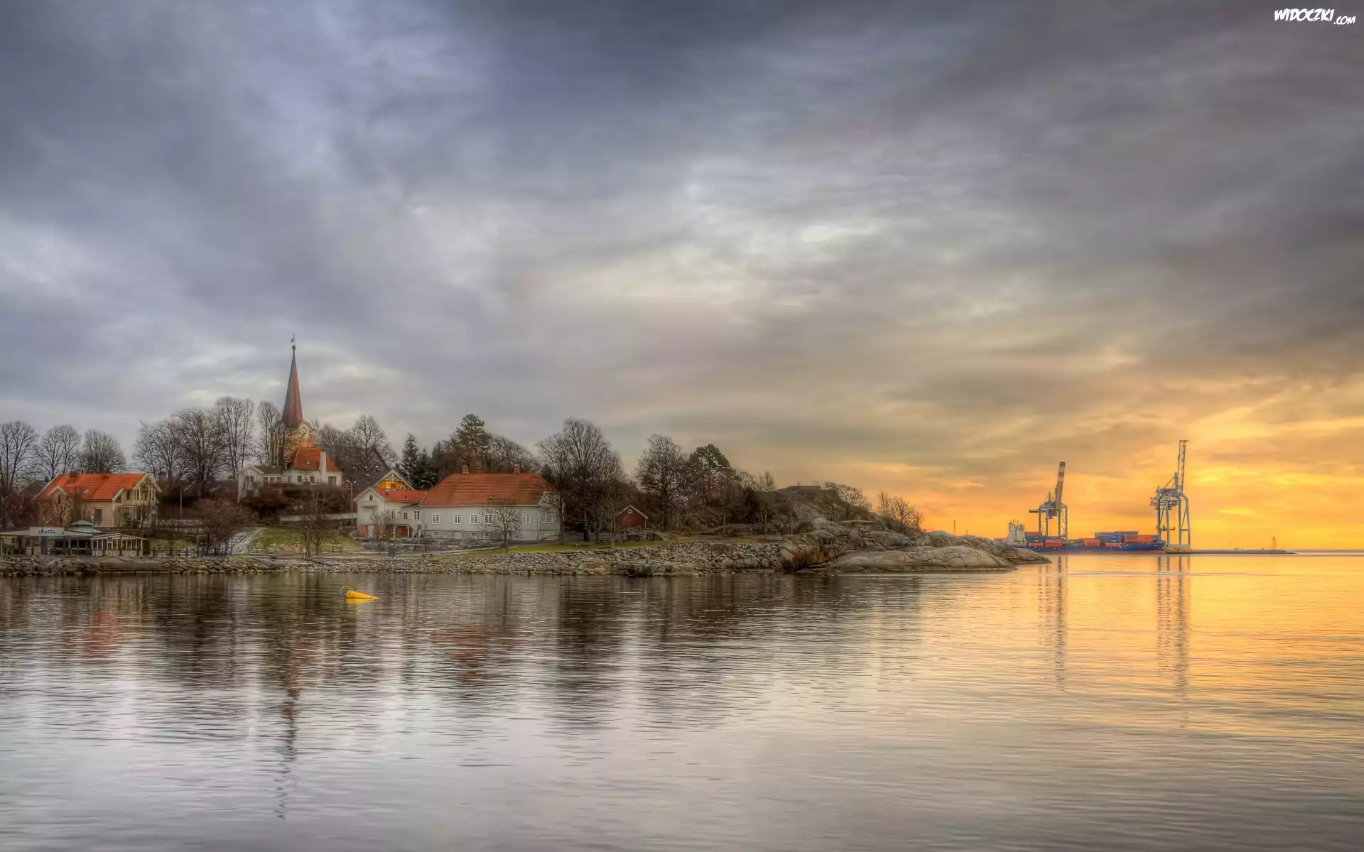 Norwegia, Larvik, Zatoka Oslofjord, Morze, Domy, Kościół, Dźwigi