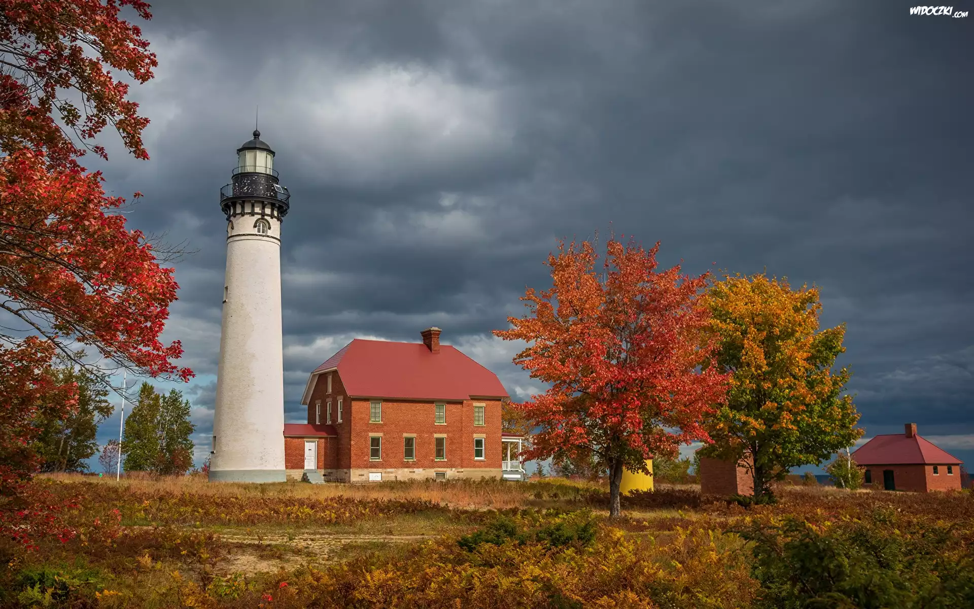 Latarnia morska, Au Sable Light Station, Grand Marais, Budynki, Chmury, Jesień, Drzewa, Trawa, Michigan, Stany Zjednoczone