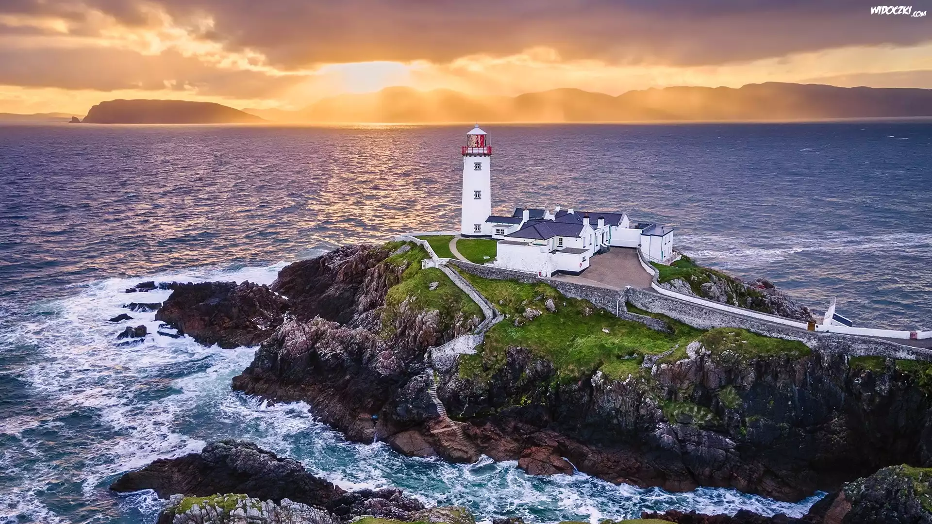 Morze, Latarnia morska, Fanad Head Lighthouse, Skały, Chmury, Wschód słońca, Portsalon, Irlandia