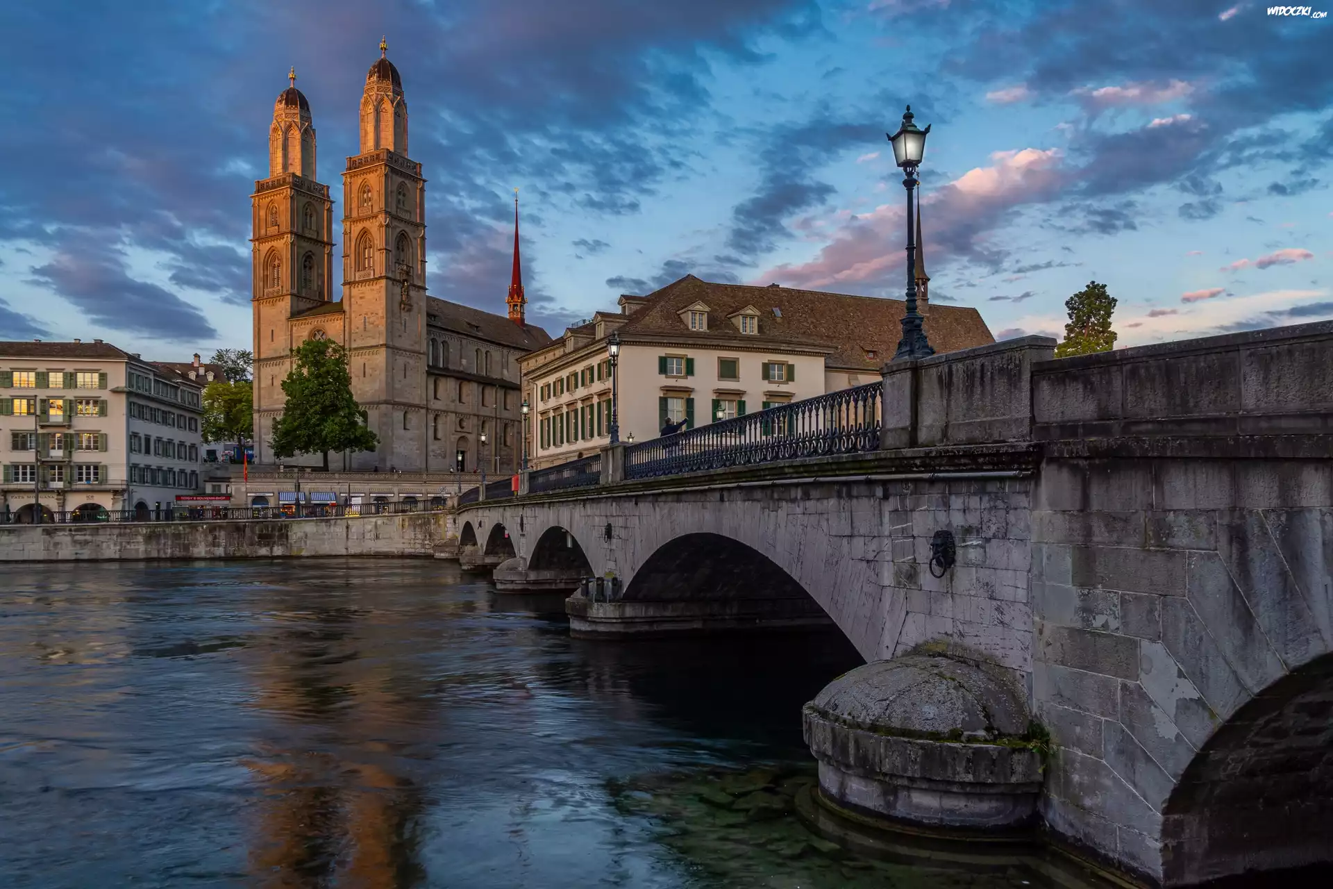 Rzeka Limmat, Most, Latarnia, Kościół Grossmunster, Zurych, Szwajcaria