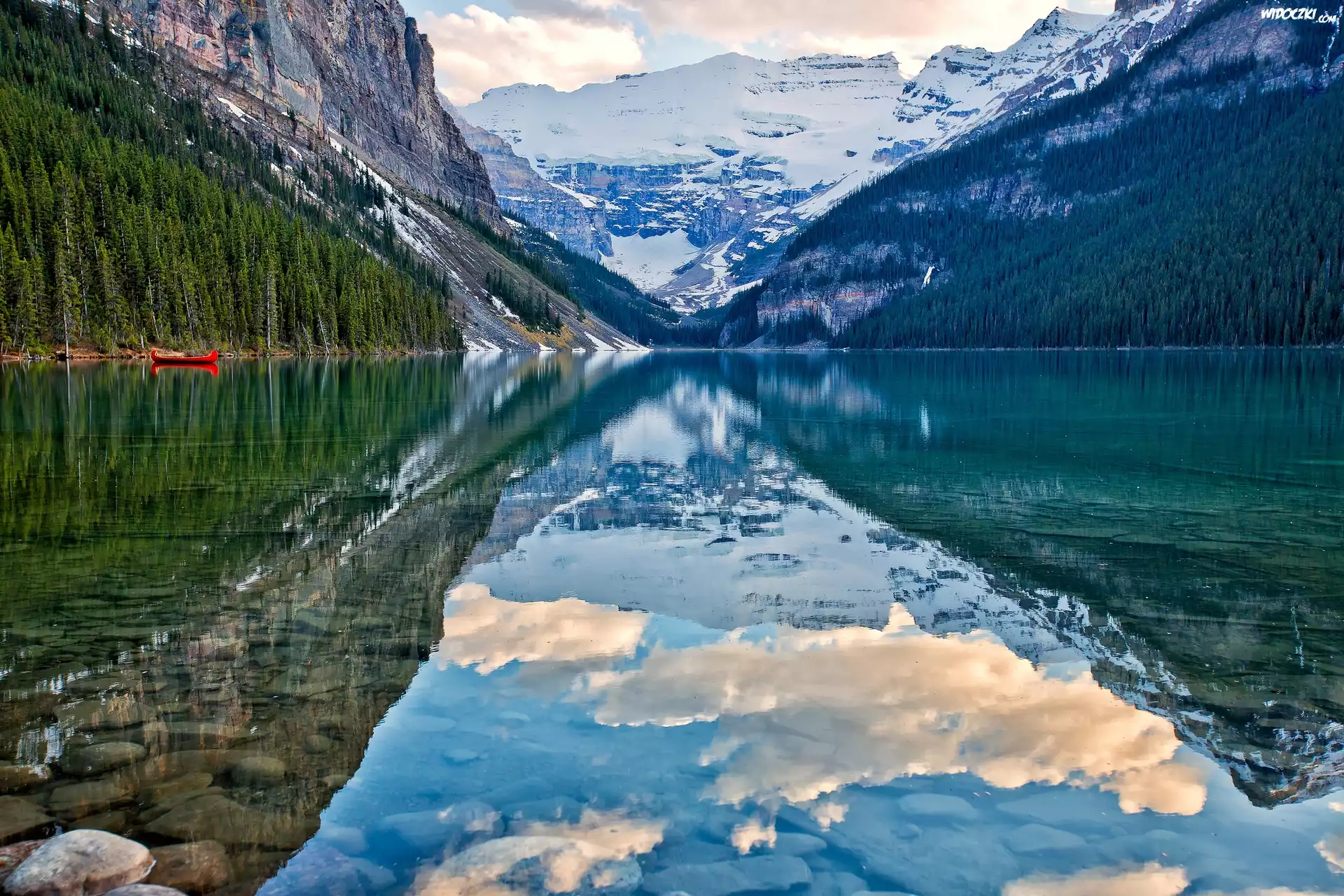 Jezioro Lake Louise, Park Narodowy Banff, Kanada, Góry, Odbicie, Chmury, Kajak