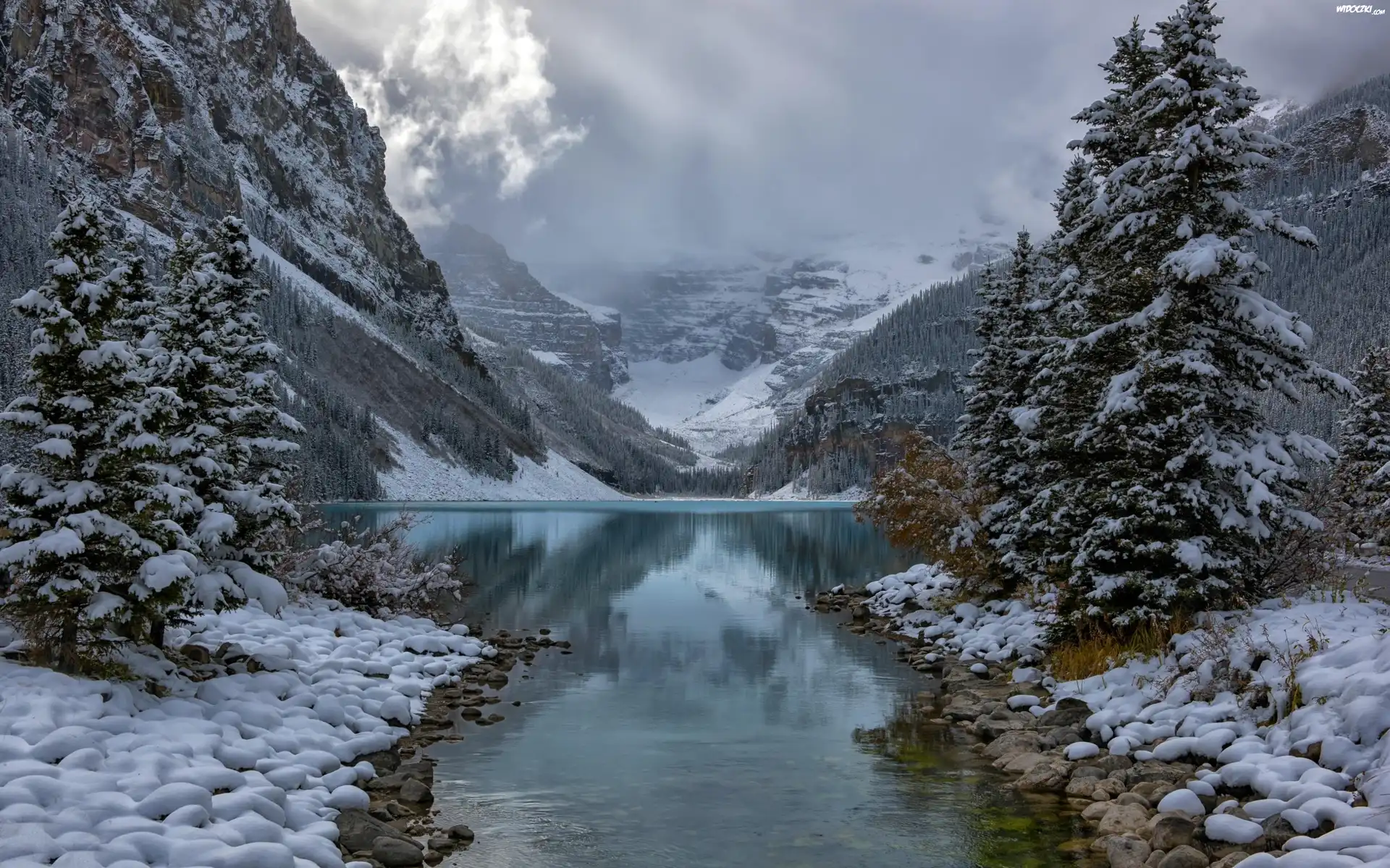 Park Narodowy Banff, Jezioro Lake Louise, Góry, Lasy, Chmury, Mgła, Zima, Kanada