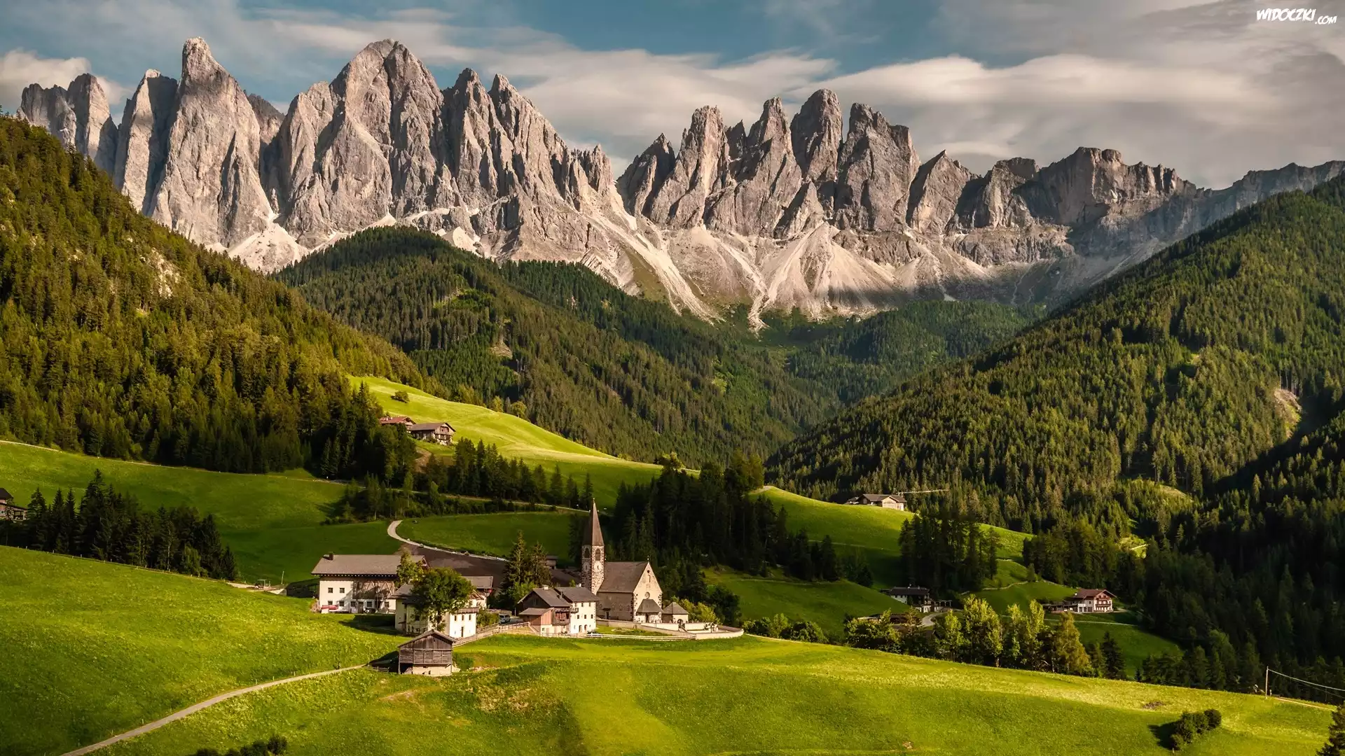 Góry, Dolomity, Wieś, Santa Maddalena, Dolina, Val di Funes, Drzewa, Lasy, Domy, Chmury, Włochy