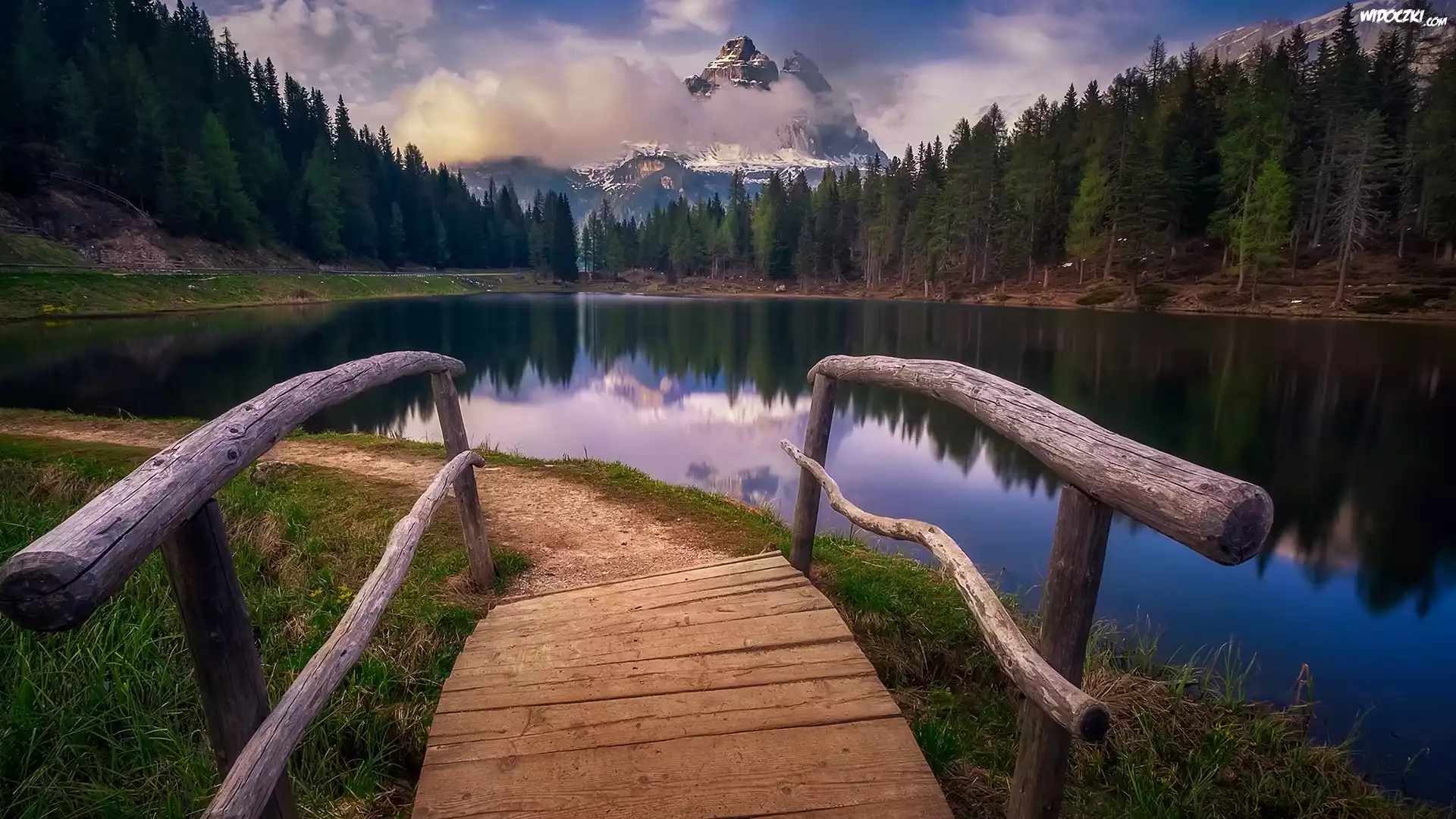 Jezioro, Antorno Lake, Mostek, Góry, Dolomity, Masyw, Tre Cime di Lavaredo, Drzewa, Chmury, Prowincja Belluno, Włochy