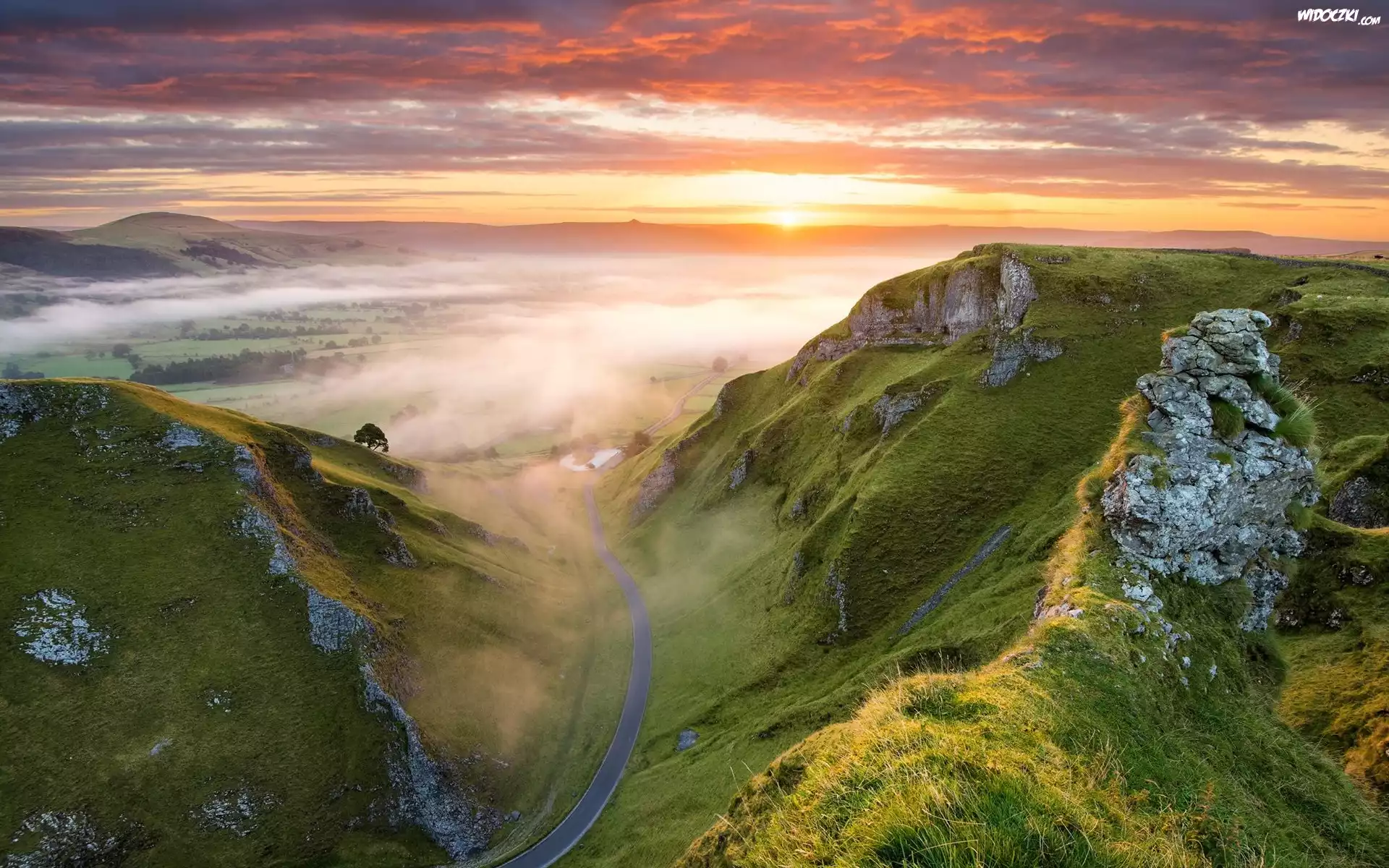 Góry, Wyżyna Peak District, Przełęcz, Winnats Pass, Mgła, Drzewa, Wschód słońca, Chmury, Hrabstwo Derbyshire, Anglia