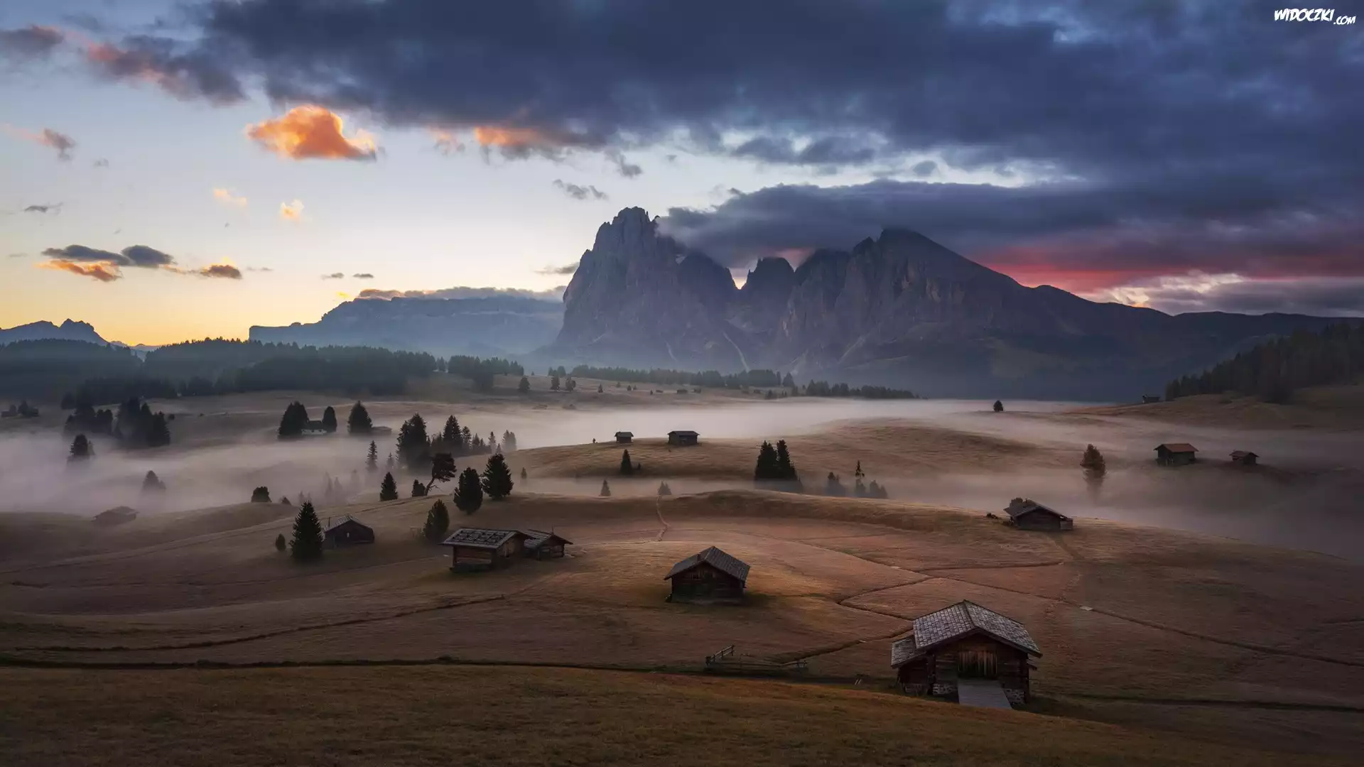 Mgła, Góry Sassolungo, Dolomity, Drewniane, Domki, Płaskowyż Seiser Alm, Dolina Val Gardena, Włochy