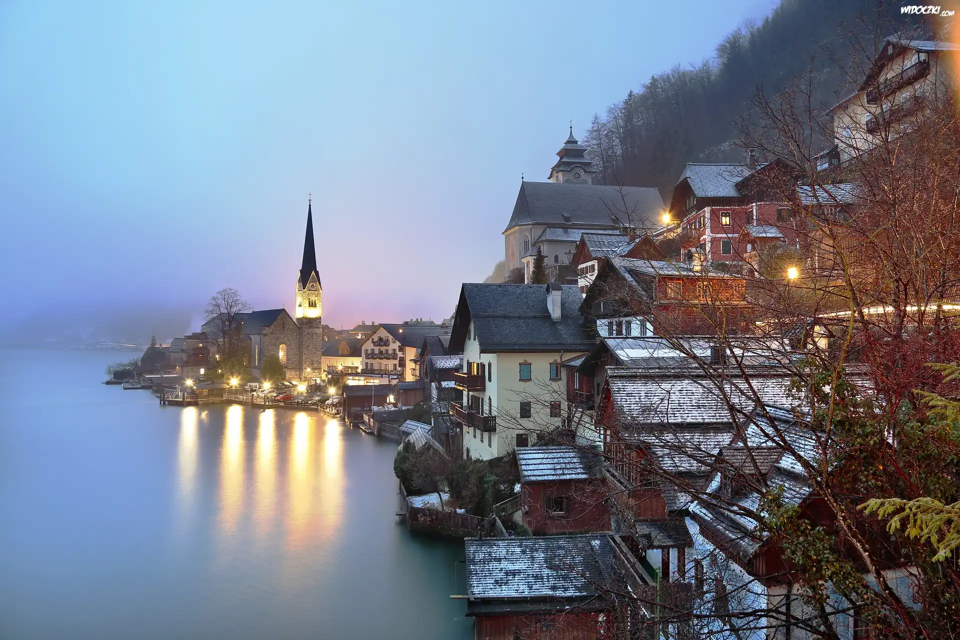 Austria, Jezioro Hallstattersee, Miasto Hallstatt, Domy, Kościół, Alpy, Mgła