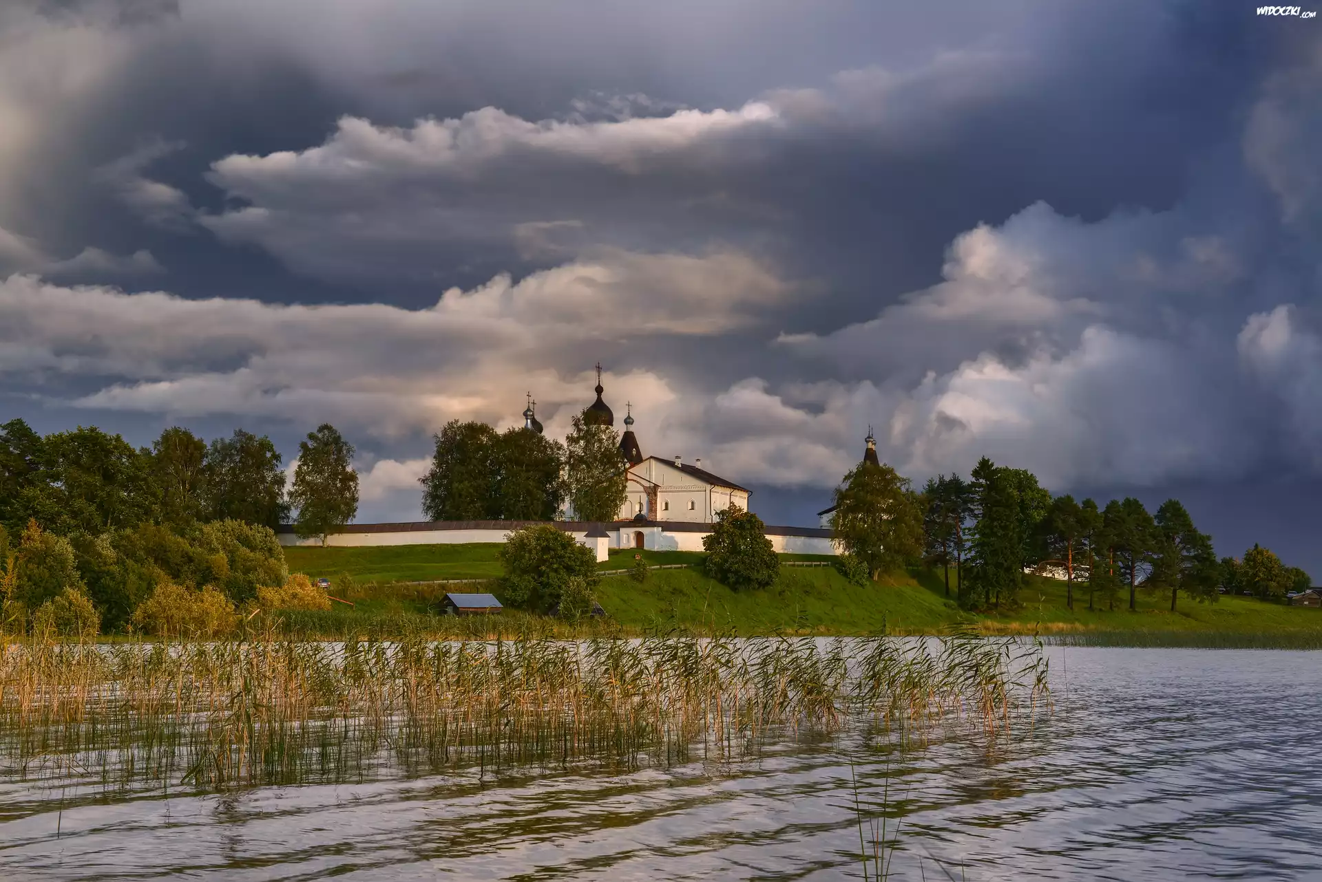Jezioro, Szuwary, Drzewa, Chmury, Klasztor, Monaster Terapontowski, Wieś Ferapontovo, Obwód wołogodzki, Rosja