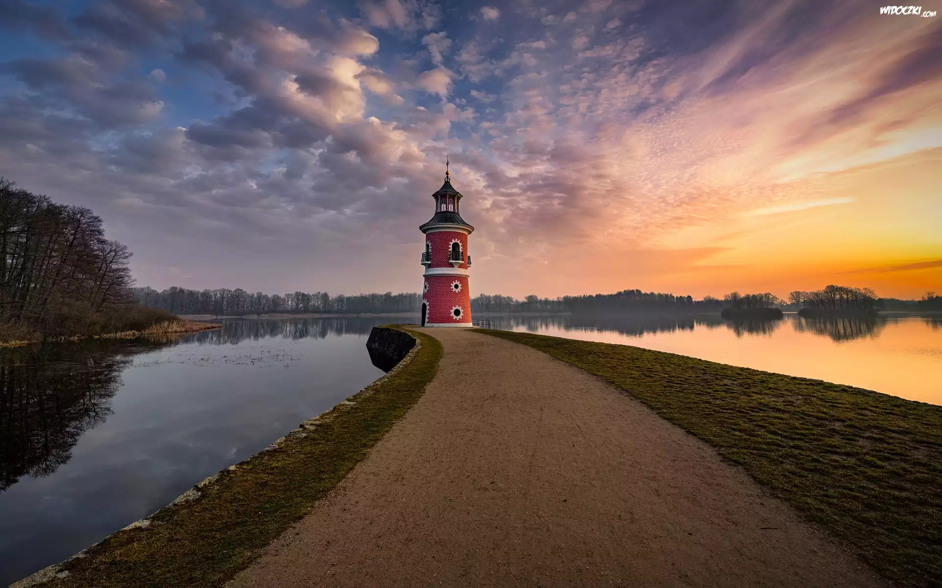 Wschód słońca, Drzewa, Jezioro, Latarnia, Leuchtturm Moritzburg, Chmury, Moritzburg, Saksonia, Niemcy
