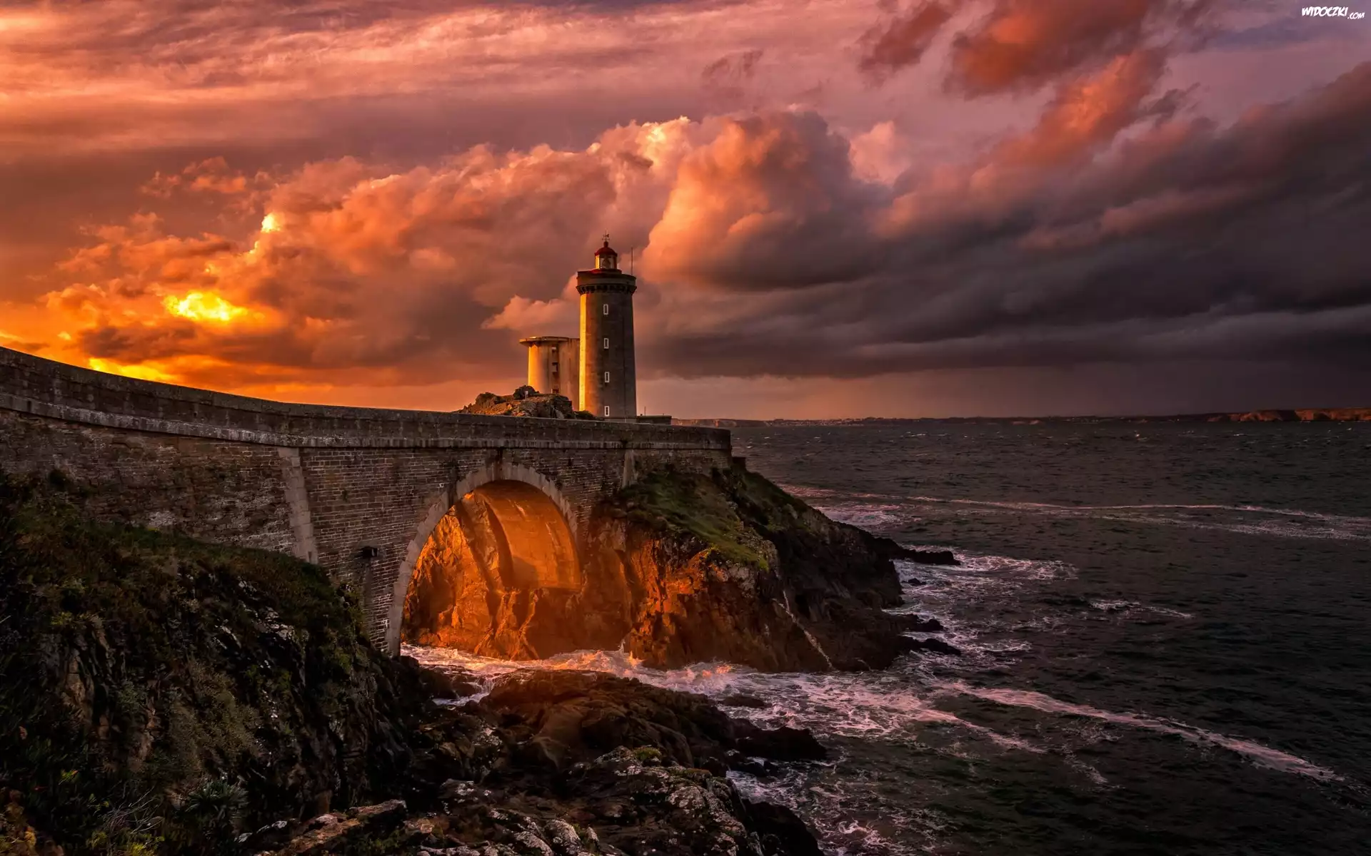 Francja, Latarnia morska Phare du Petit Minou, Morze, Chmury, Zachód słońca