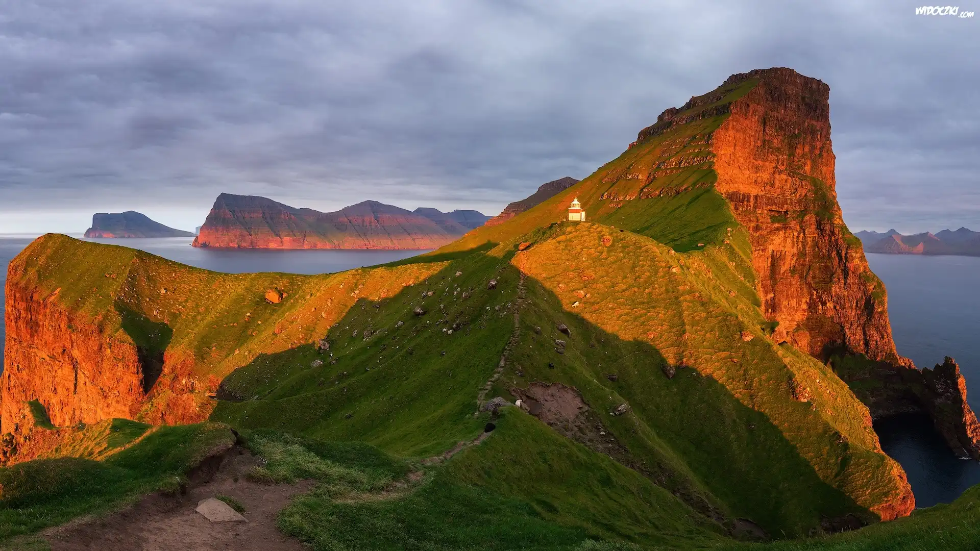 Dania, Wyspy Owcze, Wyspa Kalsoy, Morze, Góry, Skały, Latarnia morska, Kallur Lighthouse