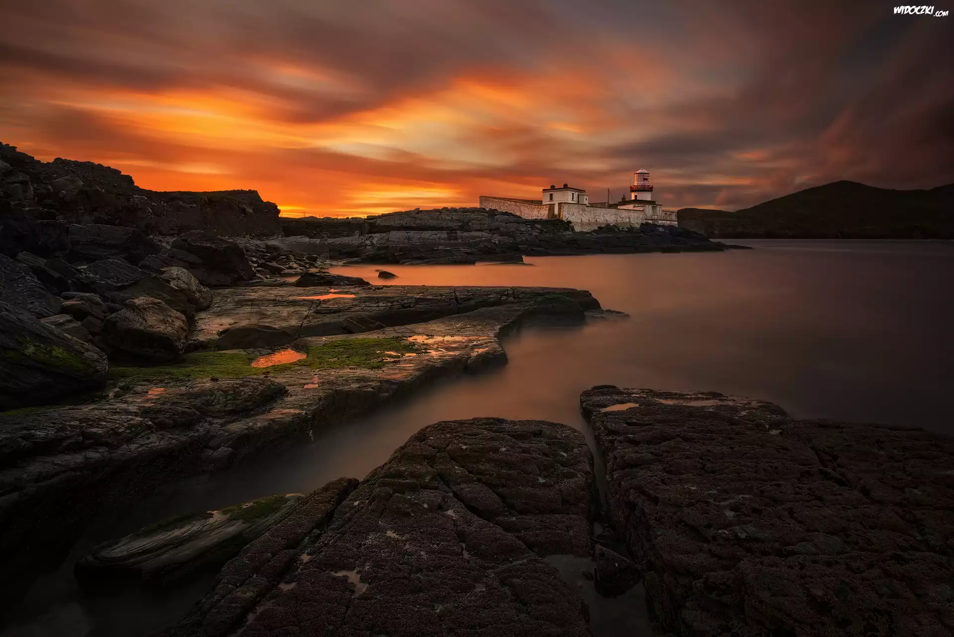 Morze, Latarnia morska Cromwell Point, Skały, Zachód słońca, Wyspa Valentia, Hrabstwo Kerry, Irlandia