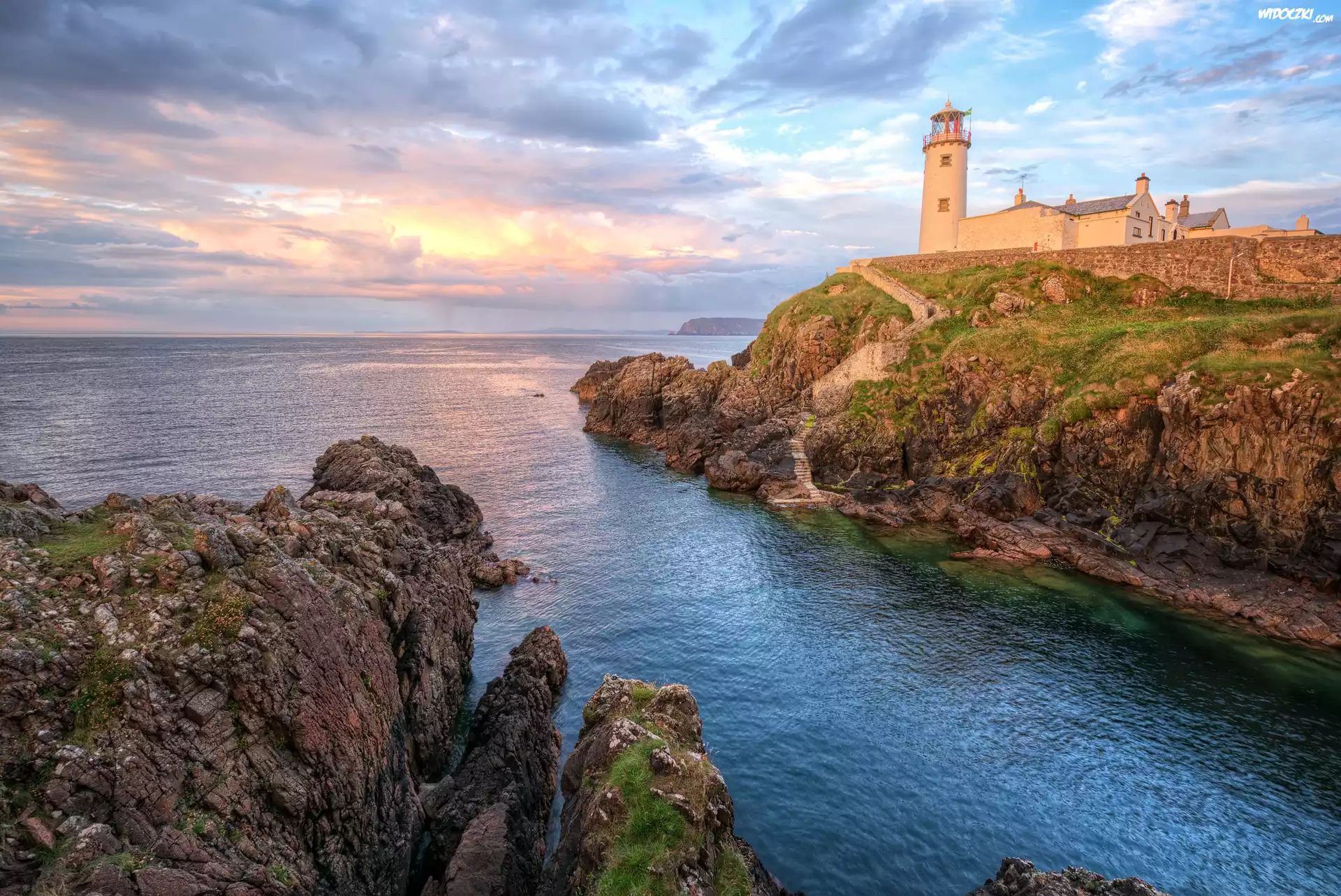 Morze, Latarnia morska Fanad Head Lighthouse, Skały, Wschód słońca, Chmury, Portsalon, Irlandia Północna