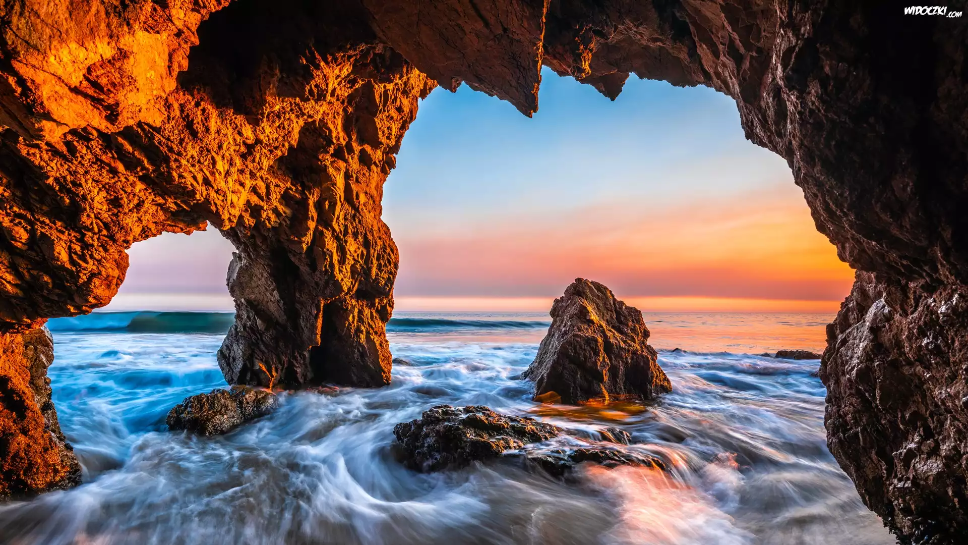 Morze, Fale, Jaskinia, Plaża El Matador Beach, Skały, Zachód słońca, Malibu, Hrabstwo Los Angeles, Kalifornia, Stany Zjednoczone