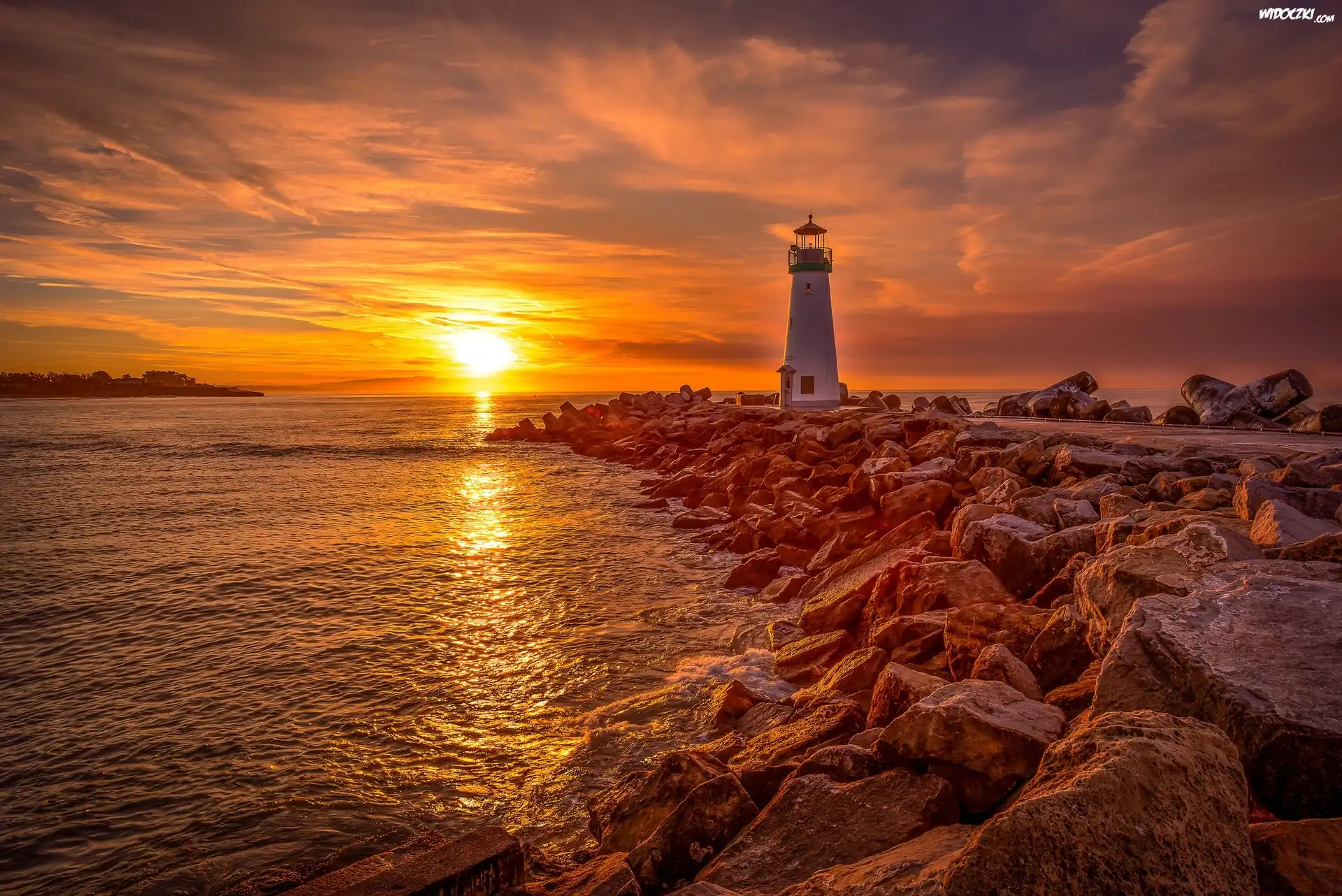 Morze, Latarnia morska Walton Lighthouse, Santa Cruz, Stan Kalifornia, Stany Zjednoczone, Kamienie, Wschód słońca, Chmury