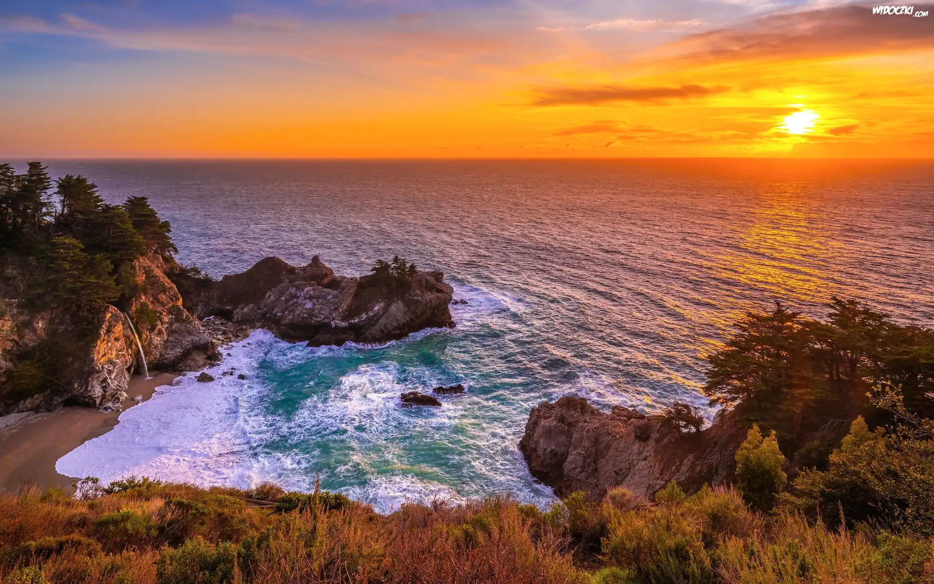 Morze, Wybrzeże Big Sur, Skały, Zachód słońca, Plaża, Zatoka McWay Cove, Park Stanowy Julia Pfeiffer Burns, Kalifornia, Stany Zjednoczone