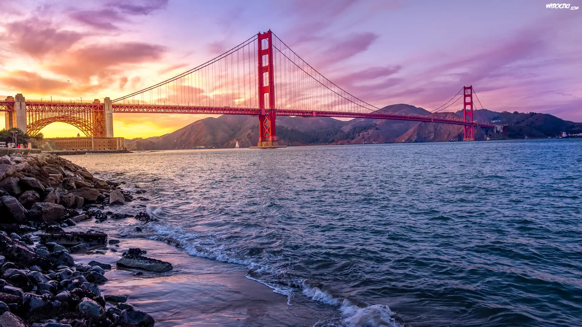 Stany Zjednoczone, Stan Kalifornia, Most Golden Gate Bridge, Cieśnina Golden Gate, Zachód słońca, Kamienie
