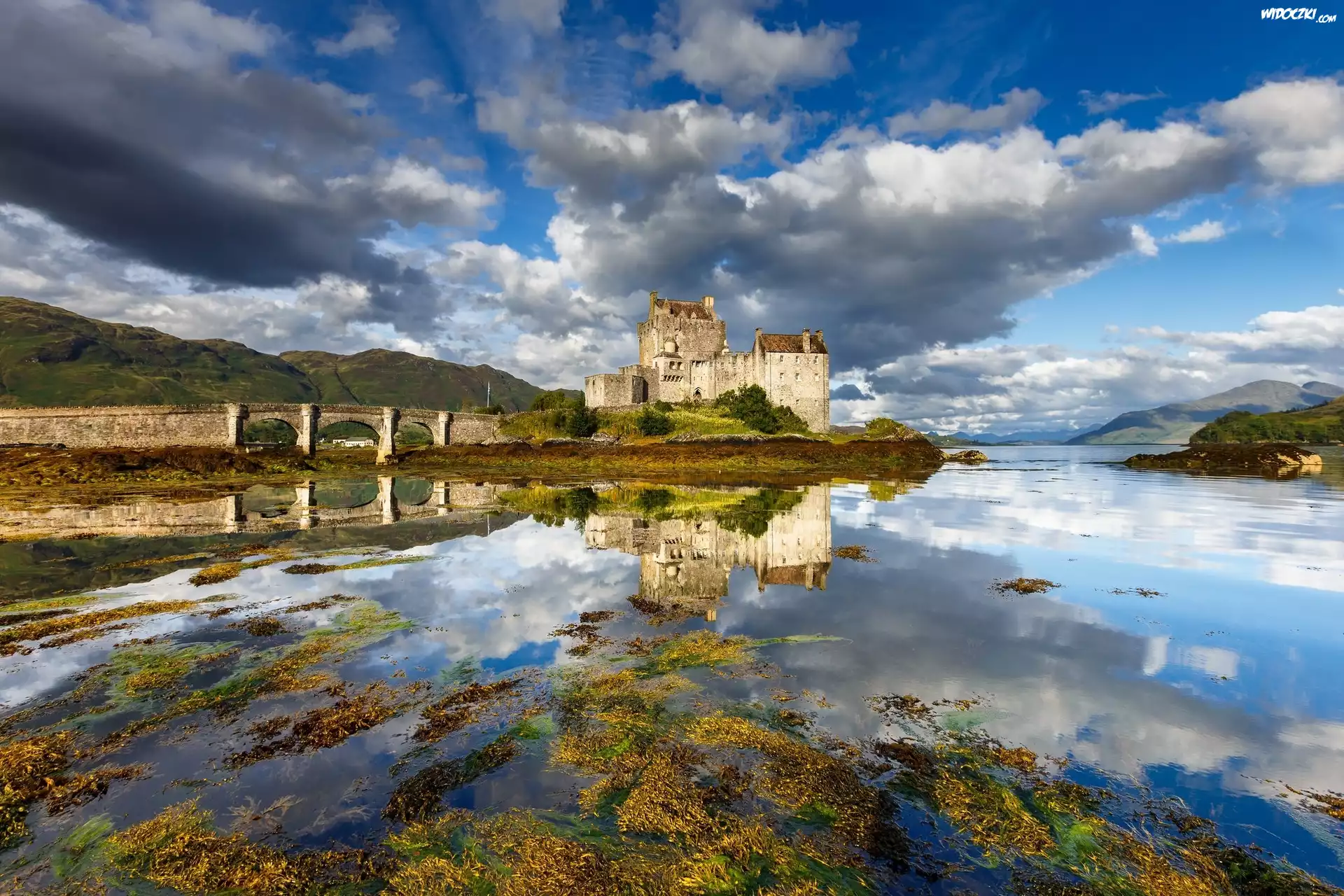 Szkocja, Zamek Eilean Donan Castle, Most, Wzgórza, Chmury, Odbicie Jezioro Loch Duich