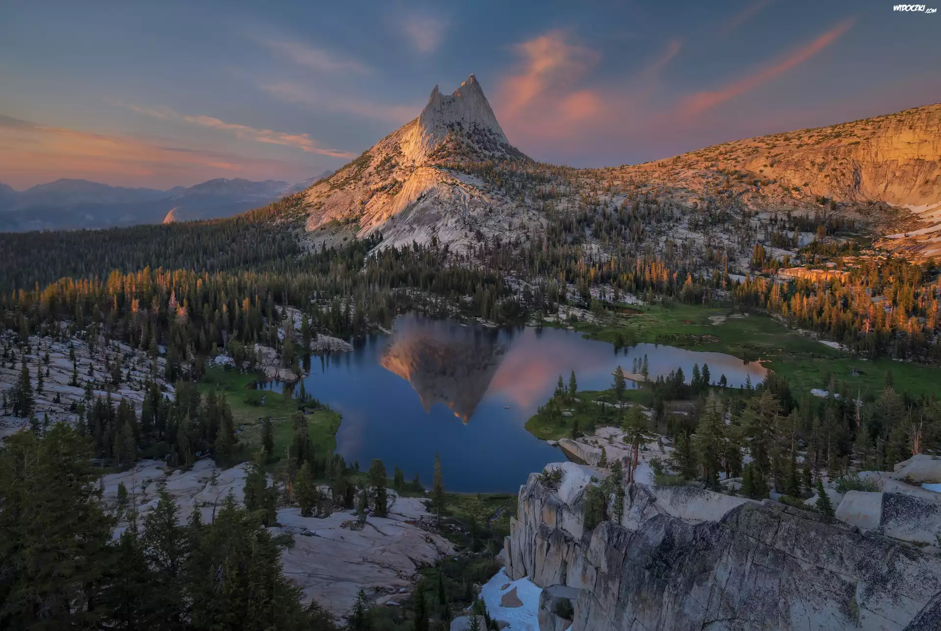 Jezioro Cathedral Lake, Park Narodowy Yosemite, Hrabstwo Mariposa, Kalifornia, Góry Cathedral Peak, Drzewa, Odbicie