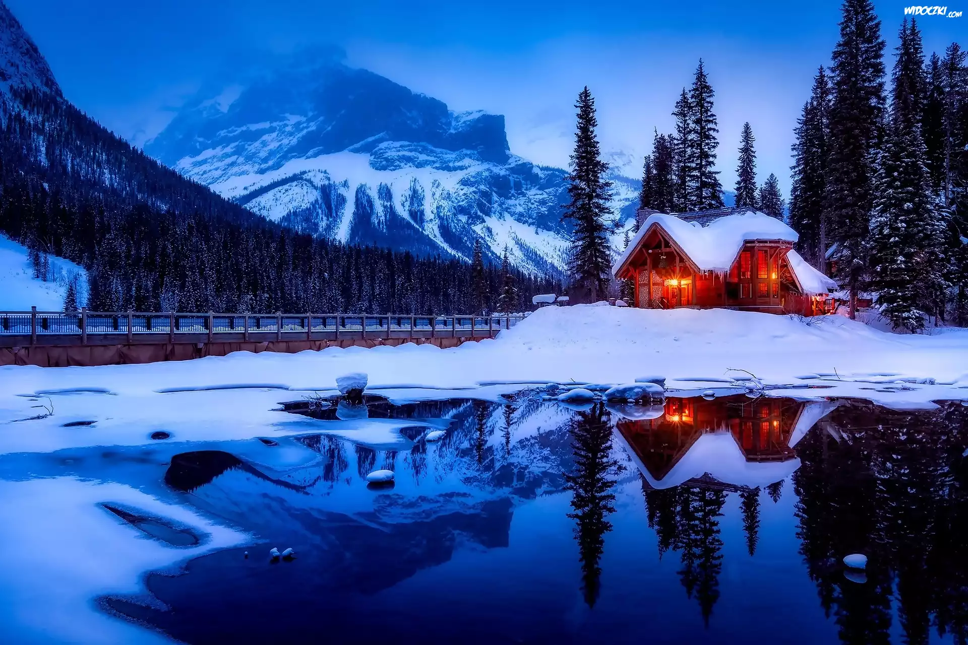 Kanada, Kolumbia Brytyjska, Park Narodowy Yoho, Jezioro Emerald Lake, Dom, Most, Góry, Las, Zima