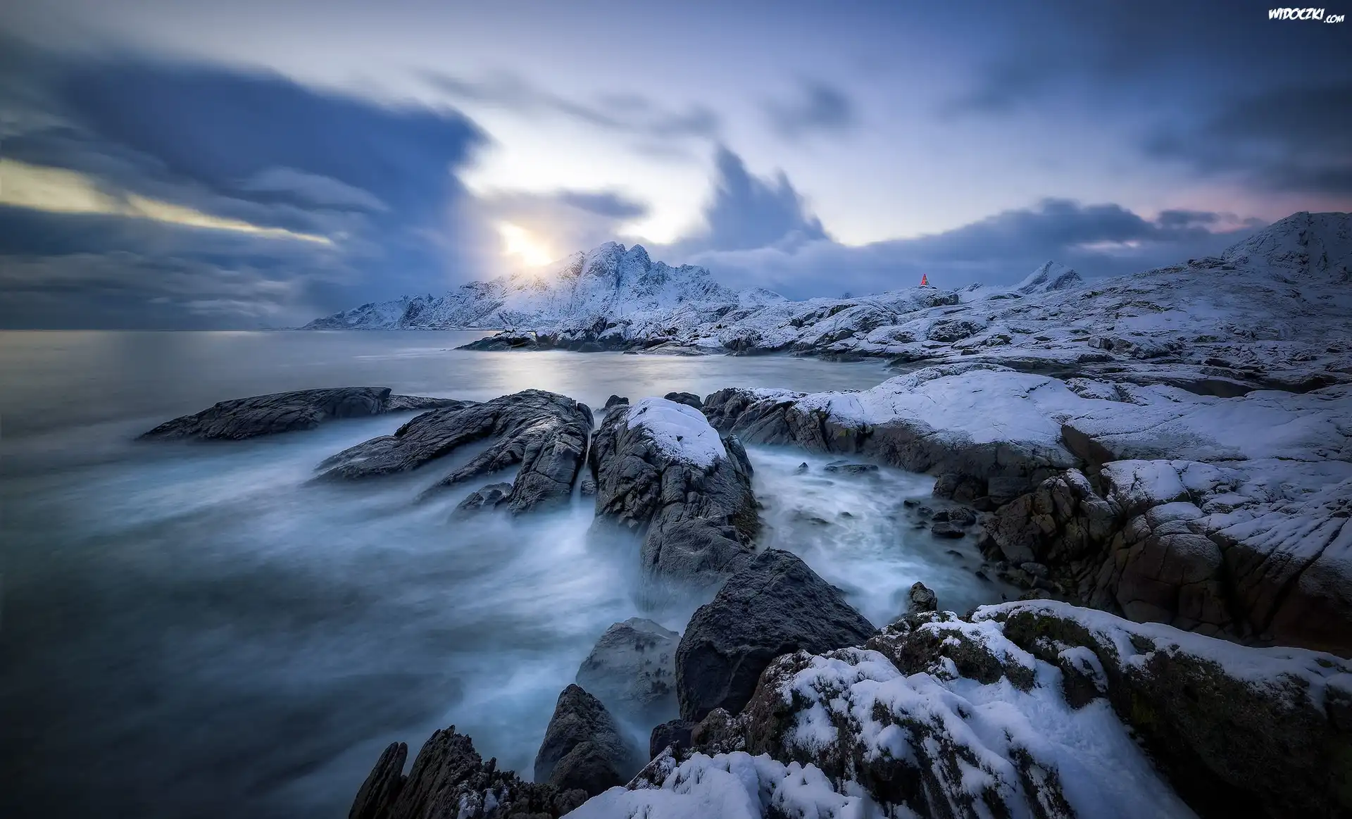 Norwegia, Lofoty, Morze Norweskie, Wyspa Flakstadøya, Skały, Śnieg