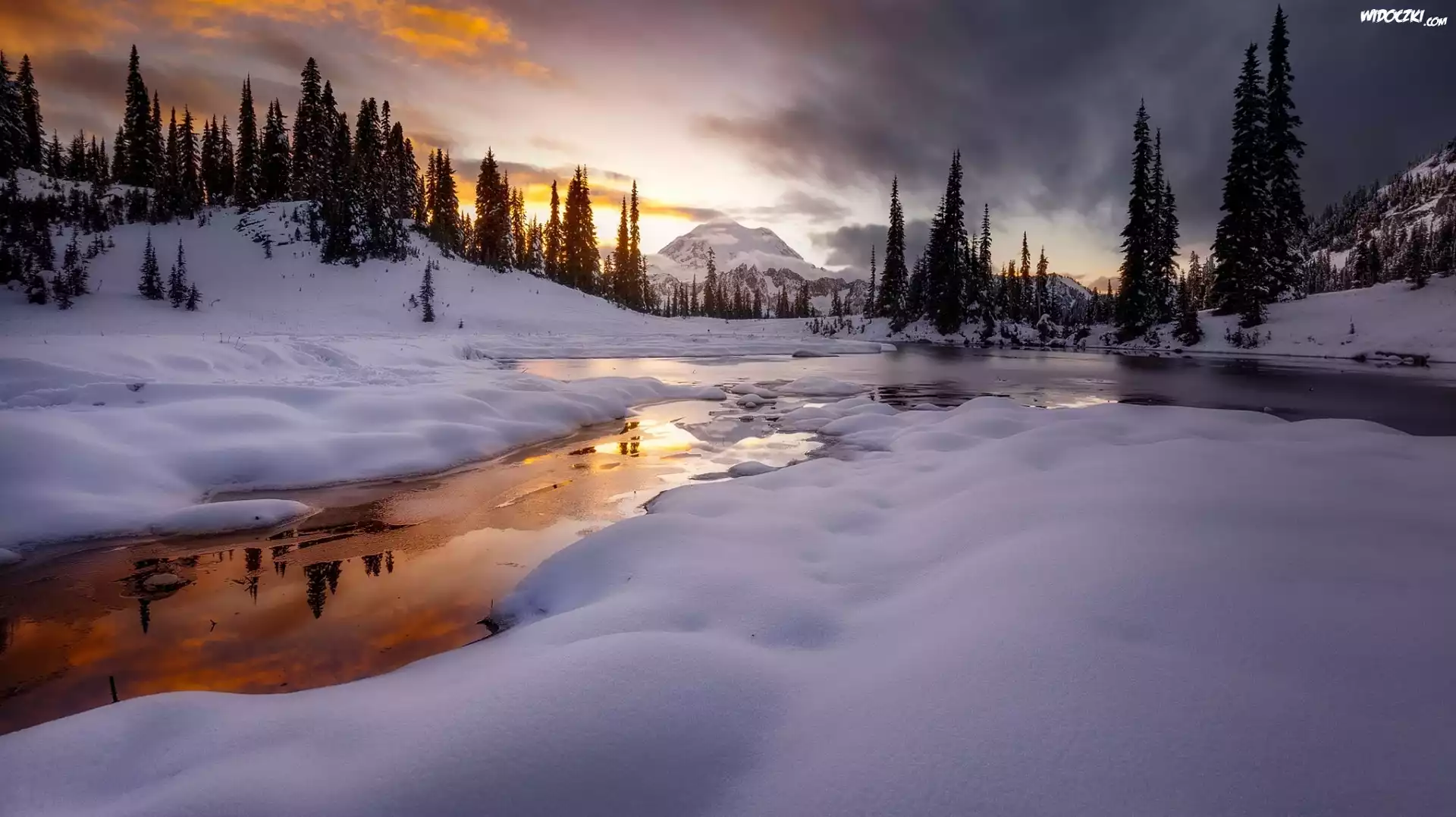 Zima, Śnieg, Jezioro Tipsoo Lake, Góry, Stratowulkan Mount Rainier, Drzewa, Zachód słońca, Park Narodowy Mount Rainier, Stan Waszyngton, Stany Zjednoczone