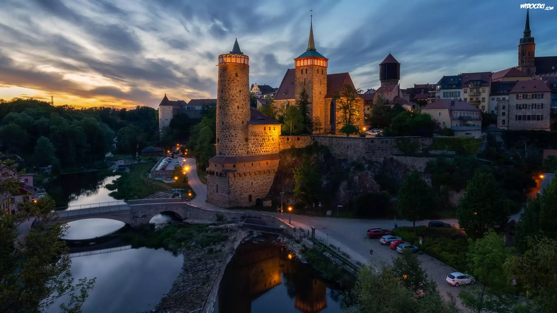 Niemcy, Saksonia, Budziszyn, Bautzen, Rzeka Sprewa, Most, Zamek Ortenburg, Drzewa, Chmury, Wschód słońca