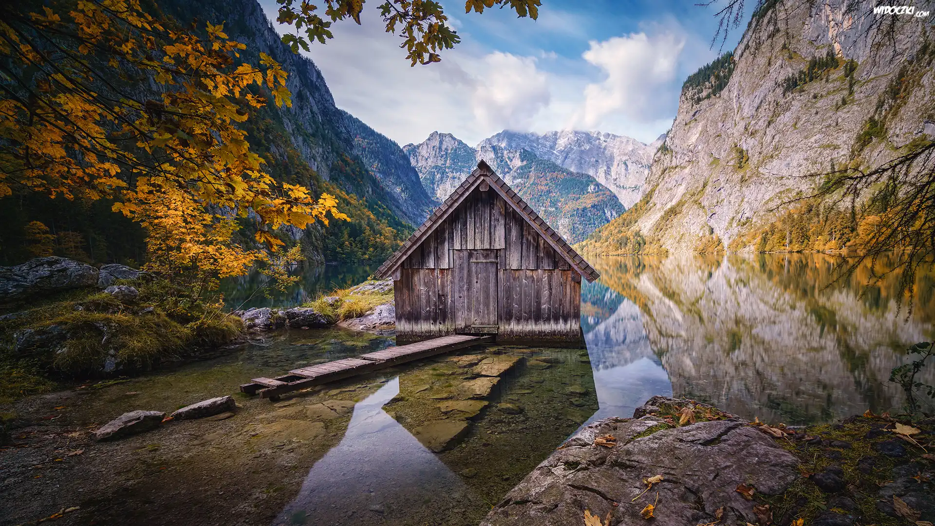 Niemcy, Bawaria, Park Narodowy Berchtesgaden, Dom, Jezioro Obersee, Kamienie, Góry Alpy, Drzewa, Drewniana, Chata, Jesień