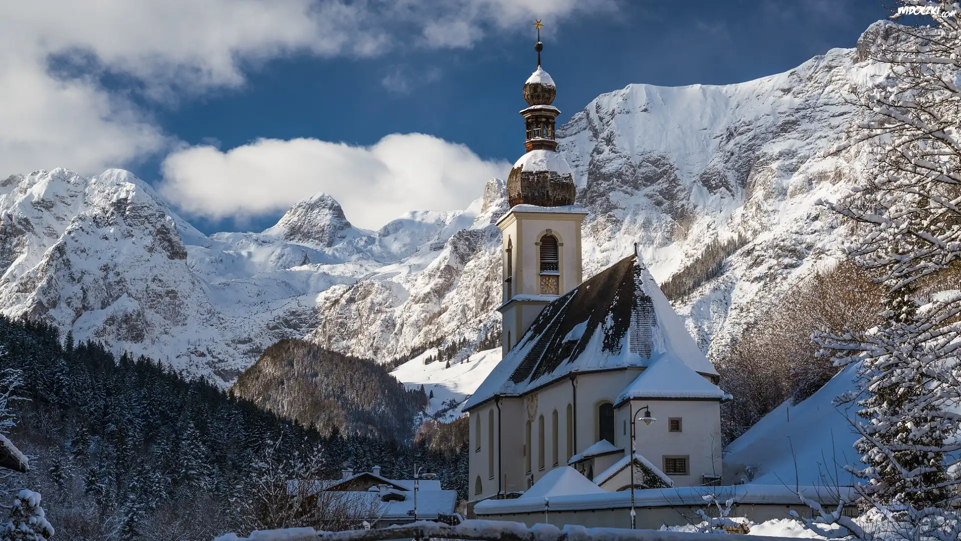Niemcy, Bawaria, Park Narodowy Berchtesgaden, Ramsau bei Berchtesgaden, Kościół św. Sebastiana, Ośnieżone, Góry Alpy, Drzewa, Zima