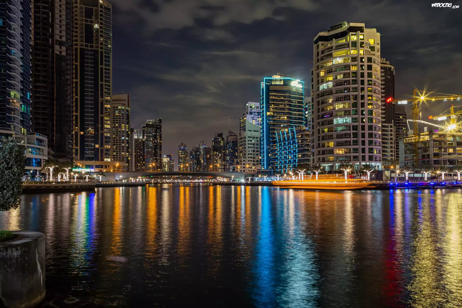 Miasto nocą, Wieżowce, Rzeka, Dubaj, Zjednoczone Emiraty Arabskie