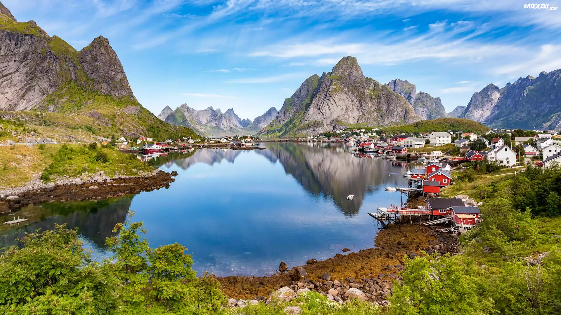 Norwegia, Lofoty, Wyspa Moskenesoya, Wioska Reine, Morze Norweskie, Domy, Góry