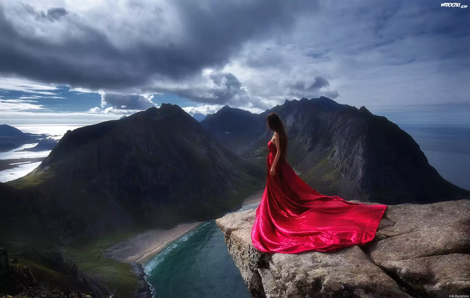 Norwegia, Wyspa Moskenesøya, Zatoka Kvalvika, Plaża Kvalvika, Góra Ryten, Kobieta, Czerwona, Suknia, SkaÅ‚a, Góry, Morze