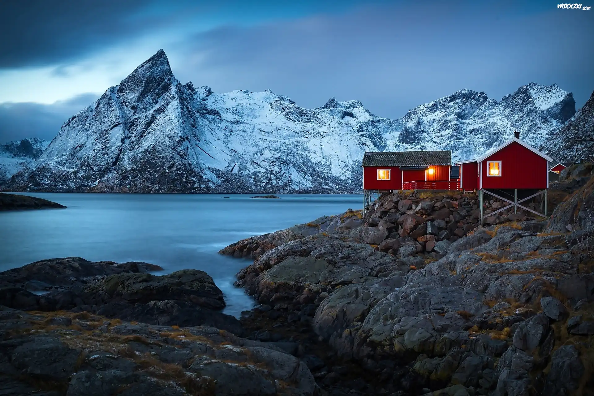 Norwegia, Lofoty, Wyspa Moskenesøya, Wioska Hamnøy, Domy, Góry, SkaÅ‚y